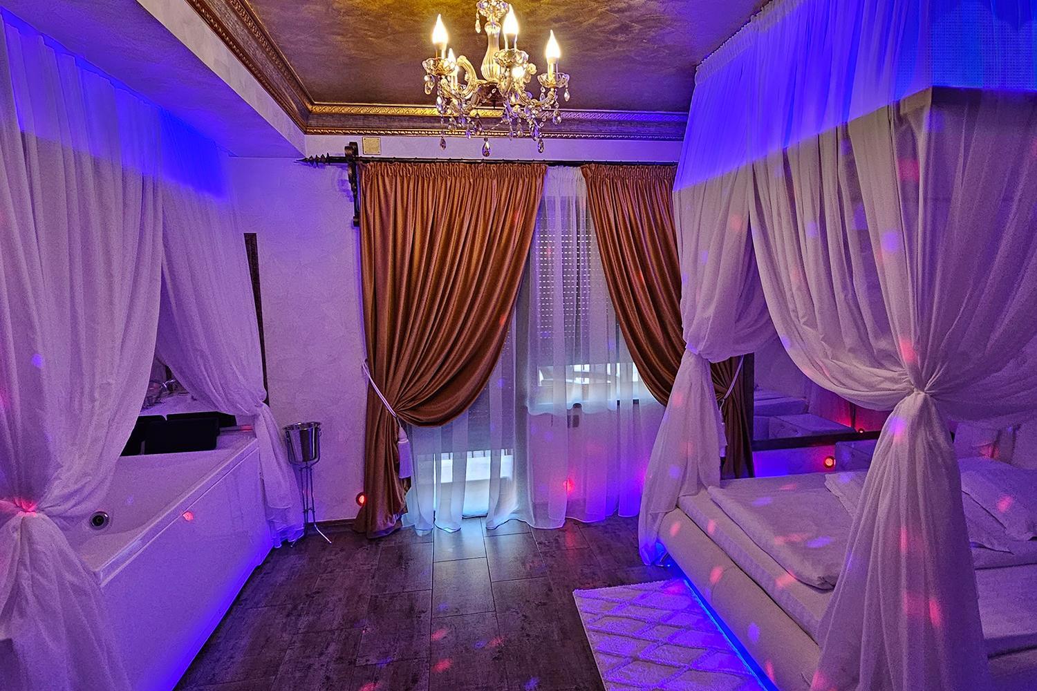 Deluxe White Room - Photo 3