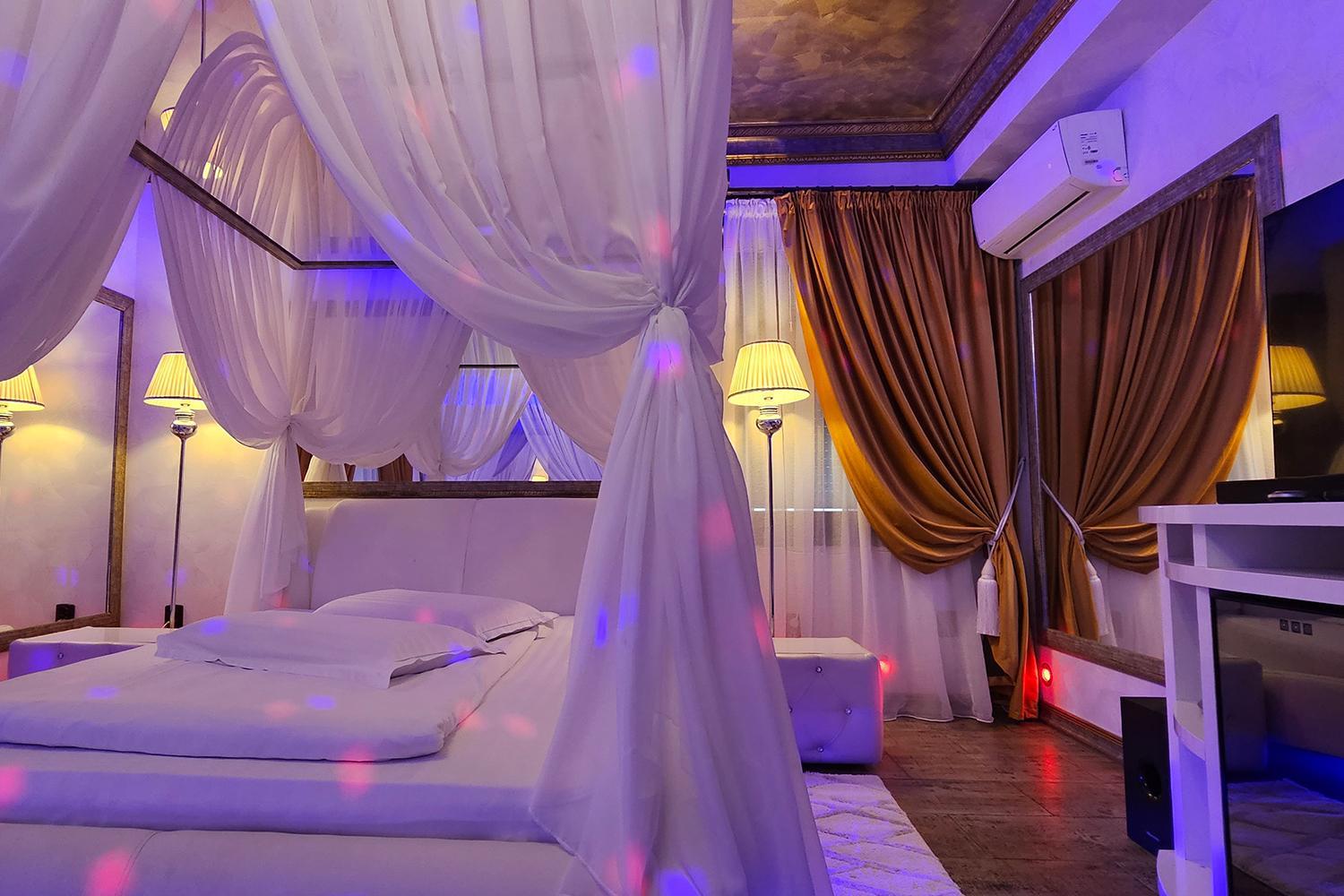 Deluxe White Room - Photo 4