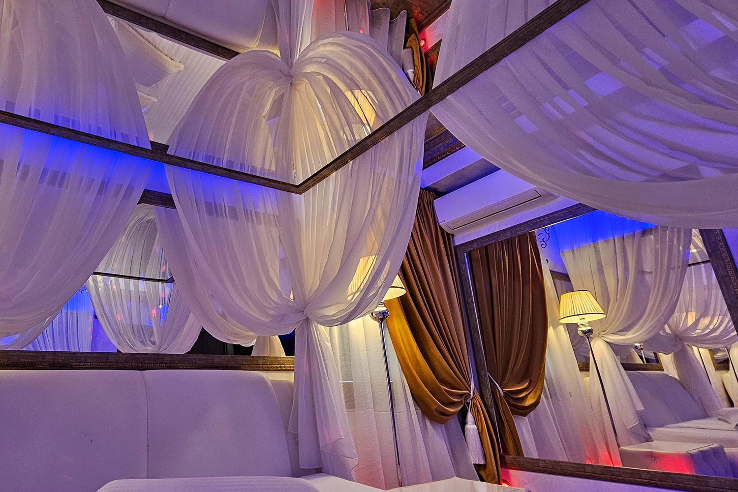 Deluxe White Room - Photo 11