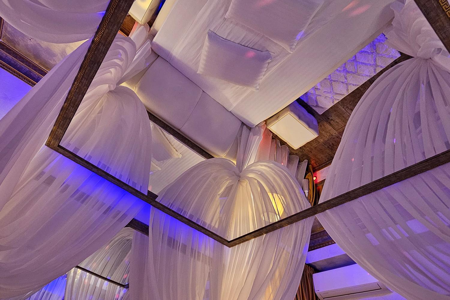 Deluxe White Room - Photo 2