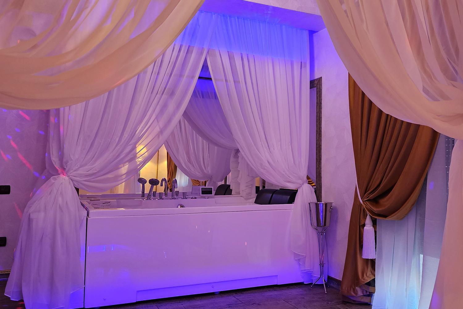 Deluxe White Room - Photo 12