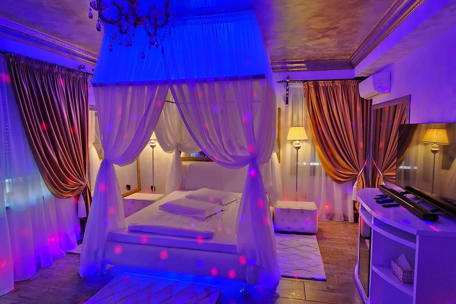 Deluxe White Room - Photo 8