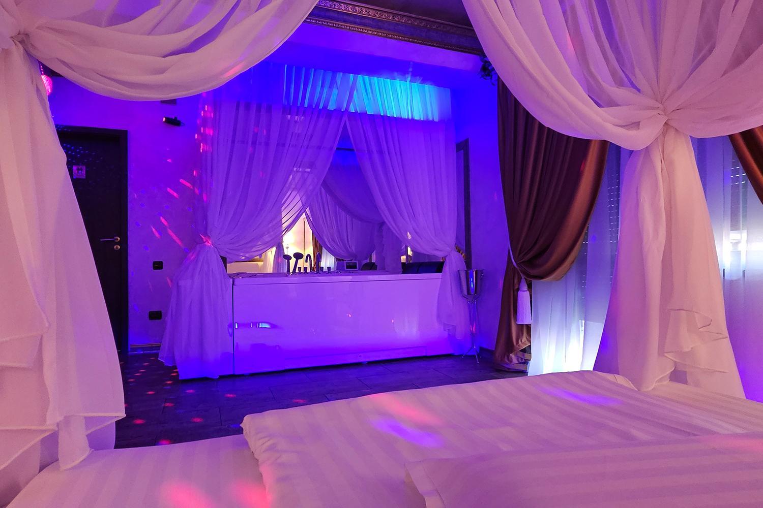 Deluxe White Room - Photo 7