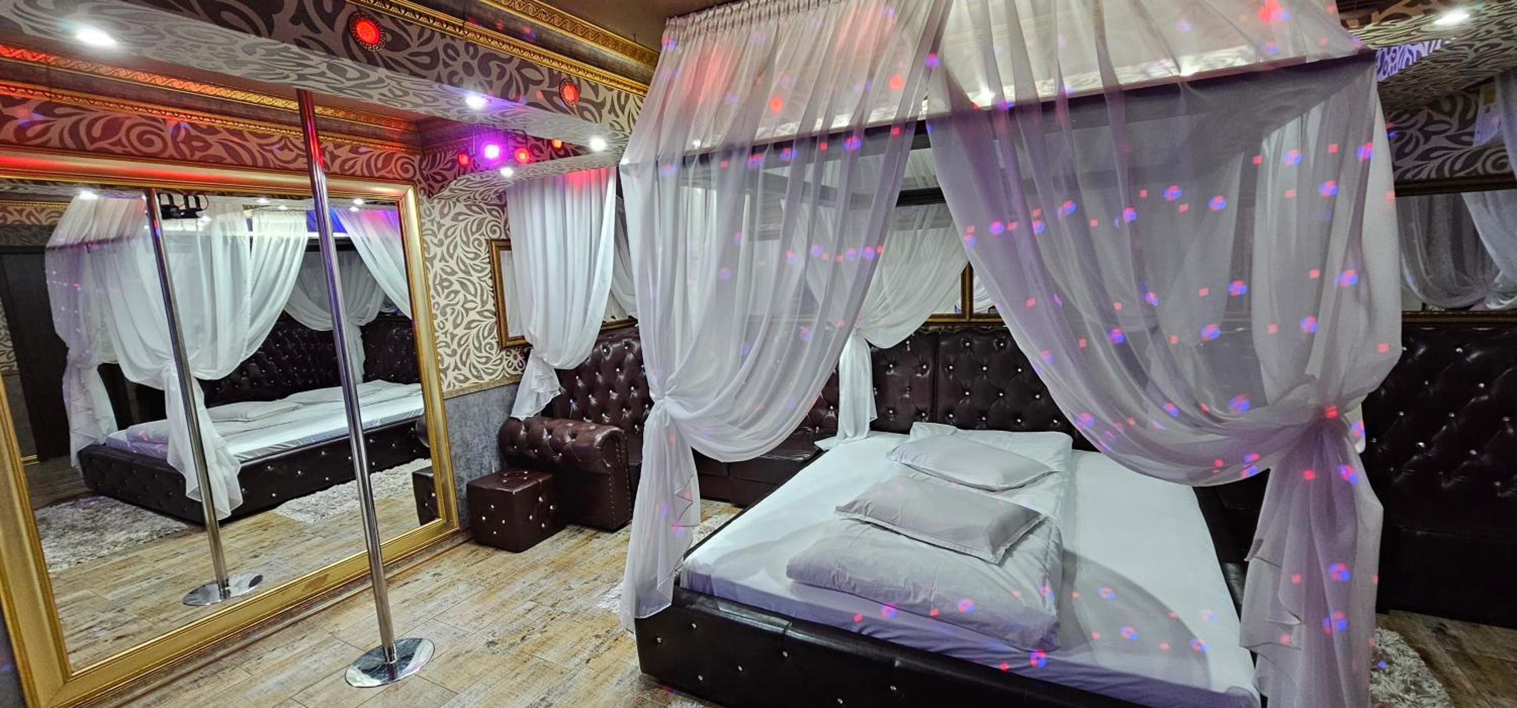 Deluxe Double Room with Dancing Pole - Photo 13