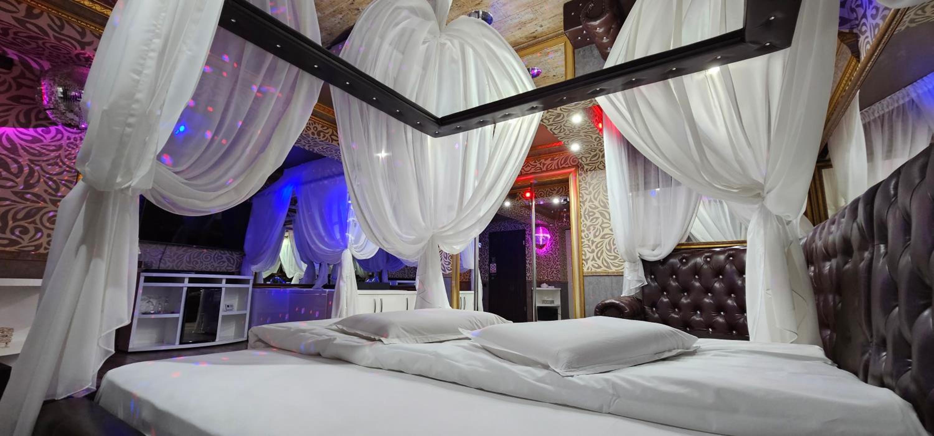 Deluxe Double Room with Dancing Pole - Photo 11