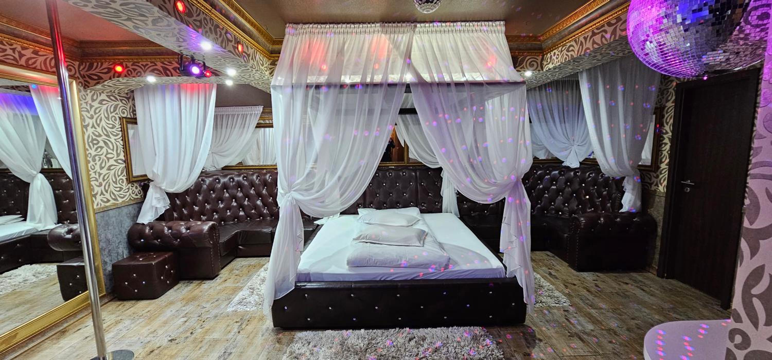 Deluxe Double Room with Dancing Pole - Photo 12