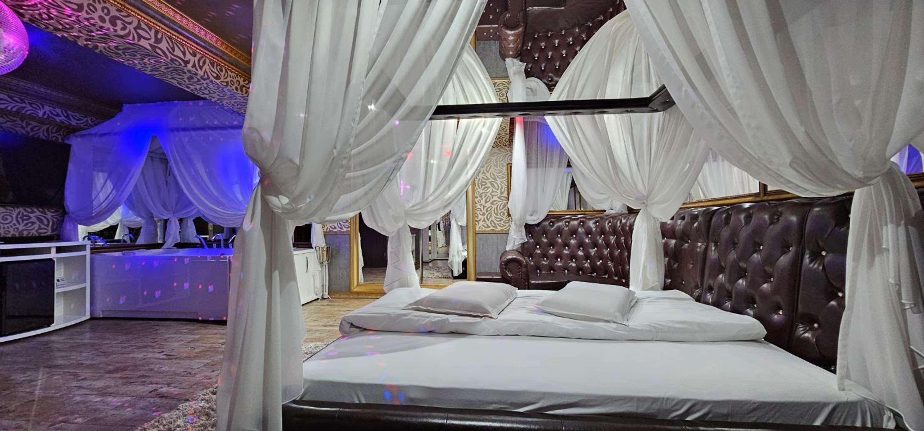 Deluxe Double Room with Dancing Pole - Photo 1