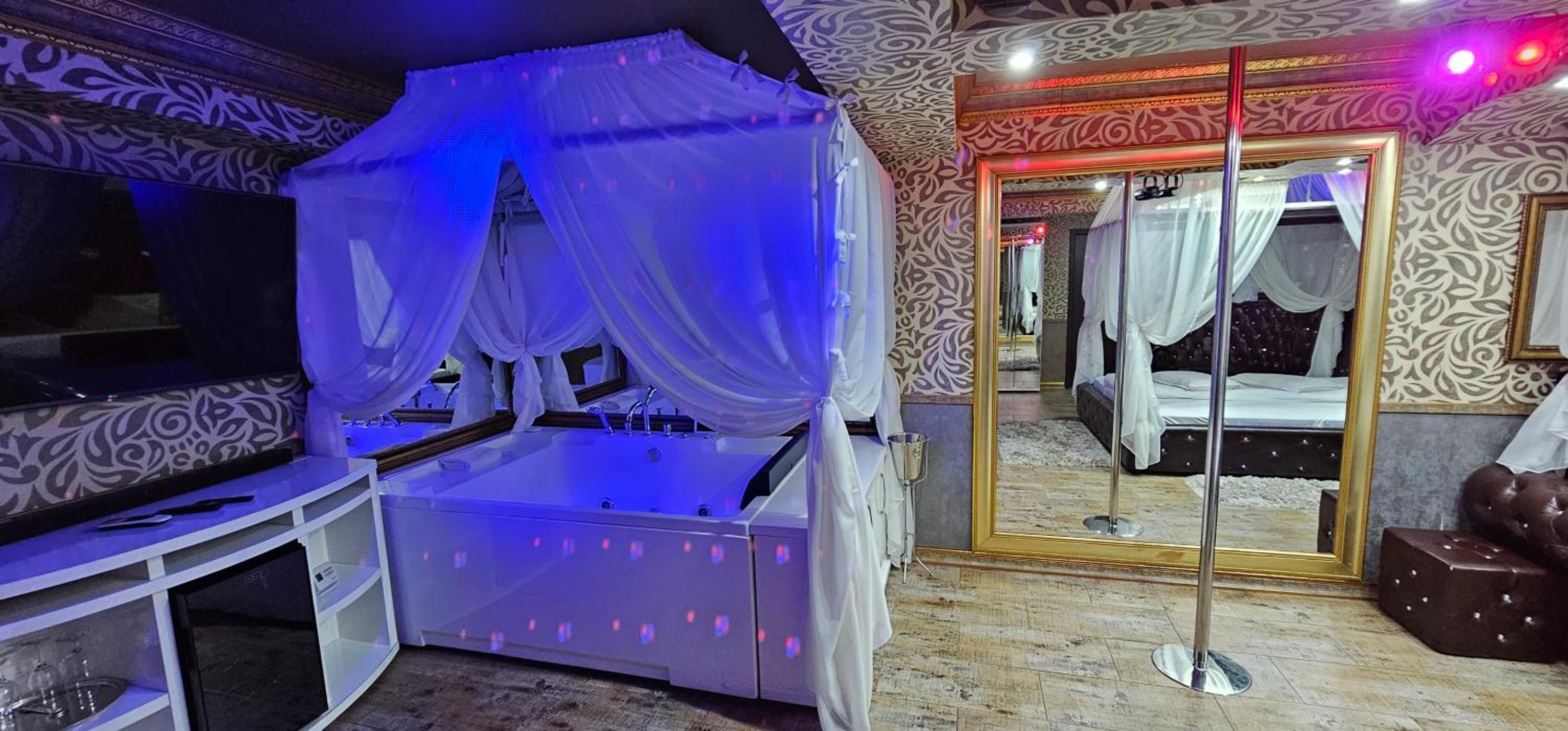 Deluxe Double Room with Dancing Pole - Photo 2