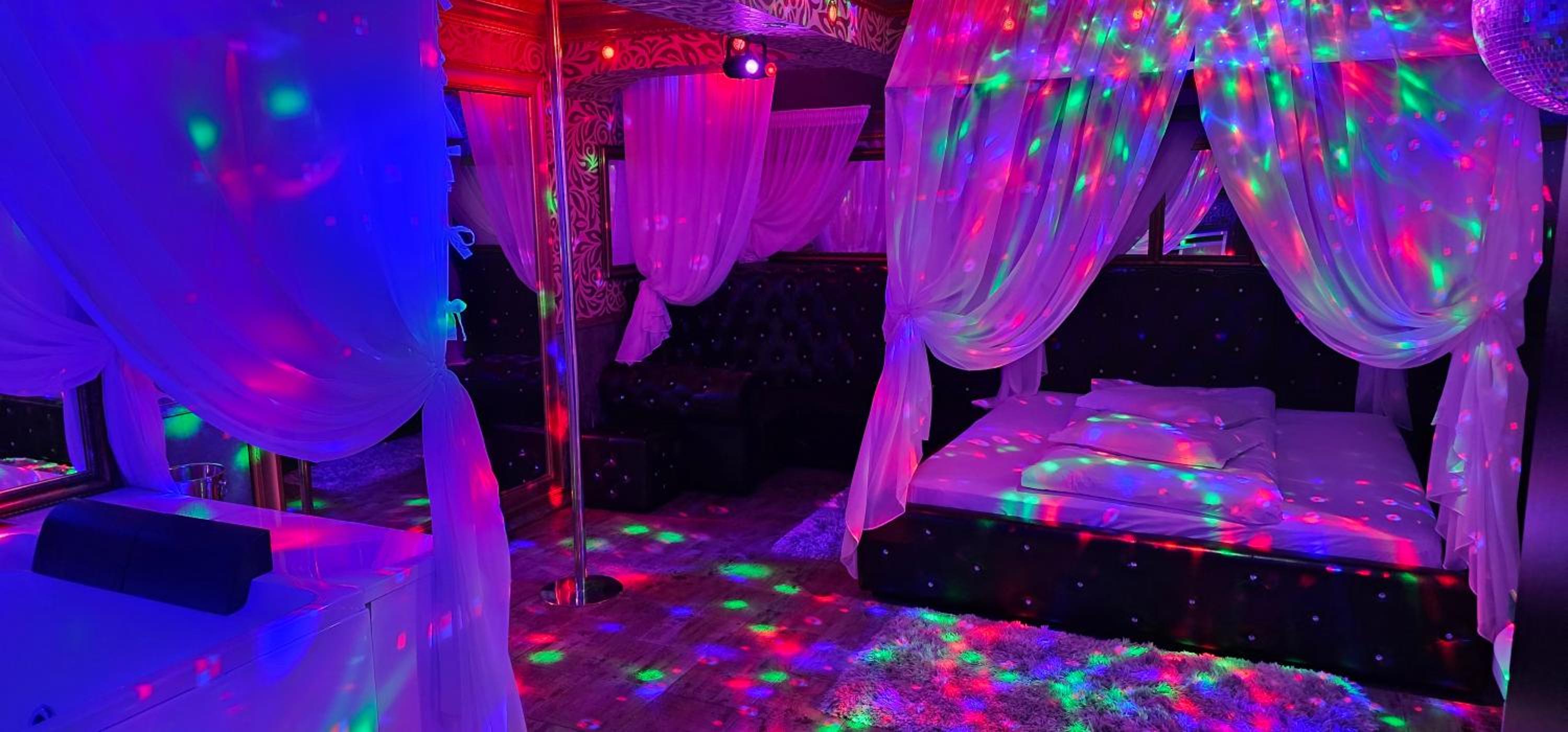 Deluxe Double Room with Dancing Pole - Photo 6