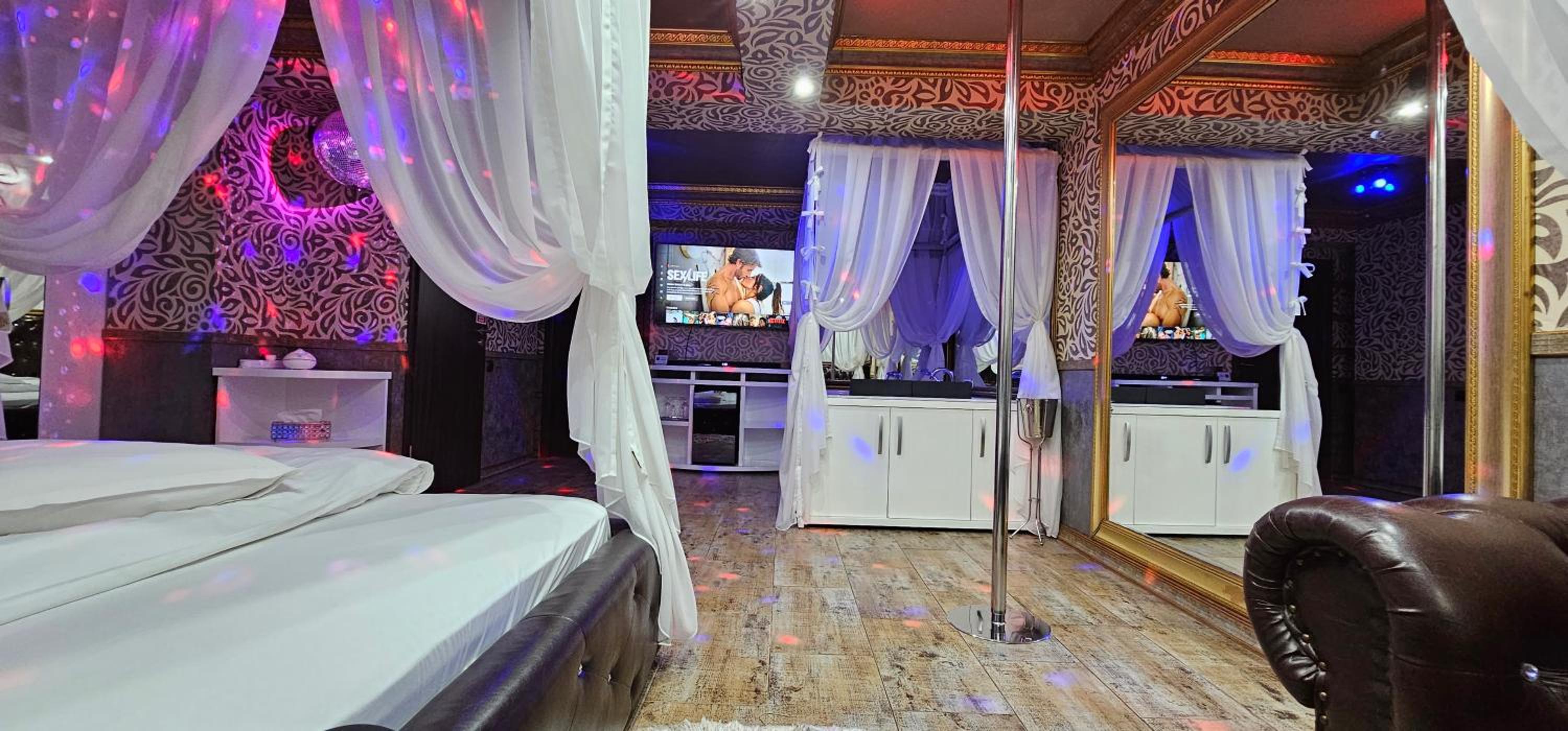 Deluxe Double Room with Dancing Pole - Photo 5