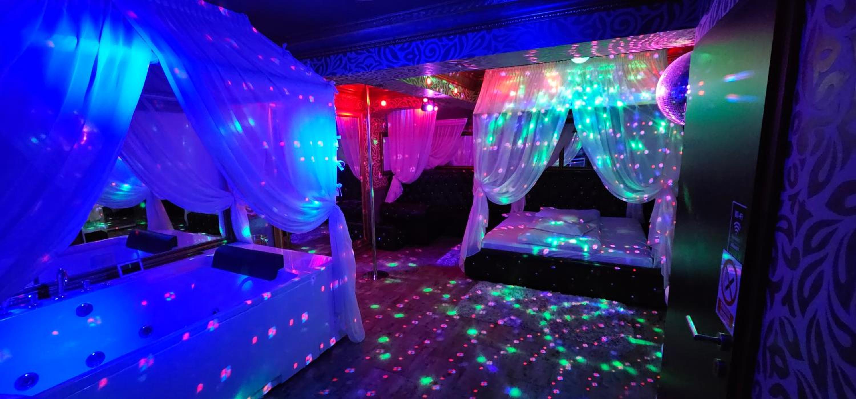 Deluxe Double Room with Dancing Pole - Photo 4