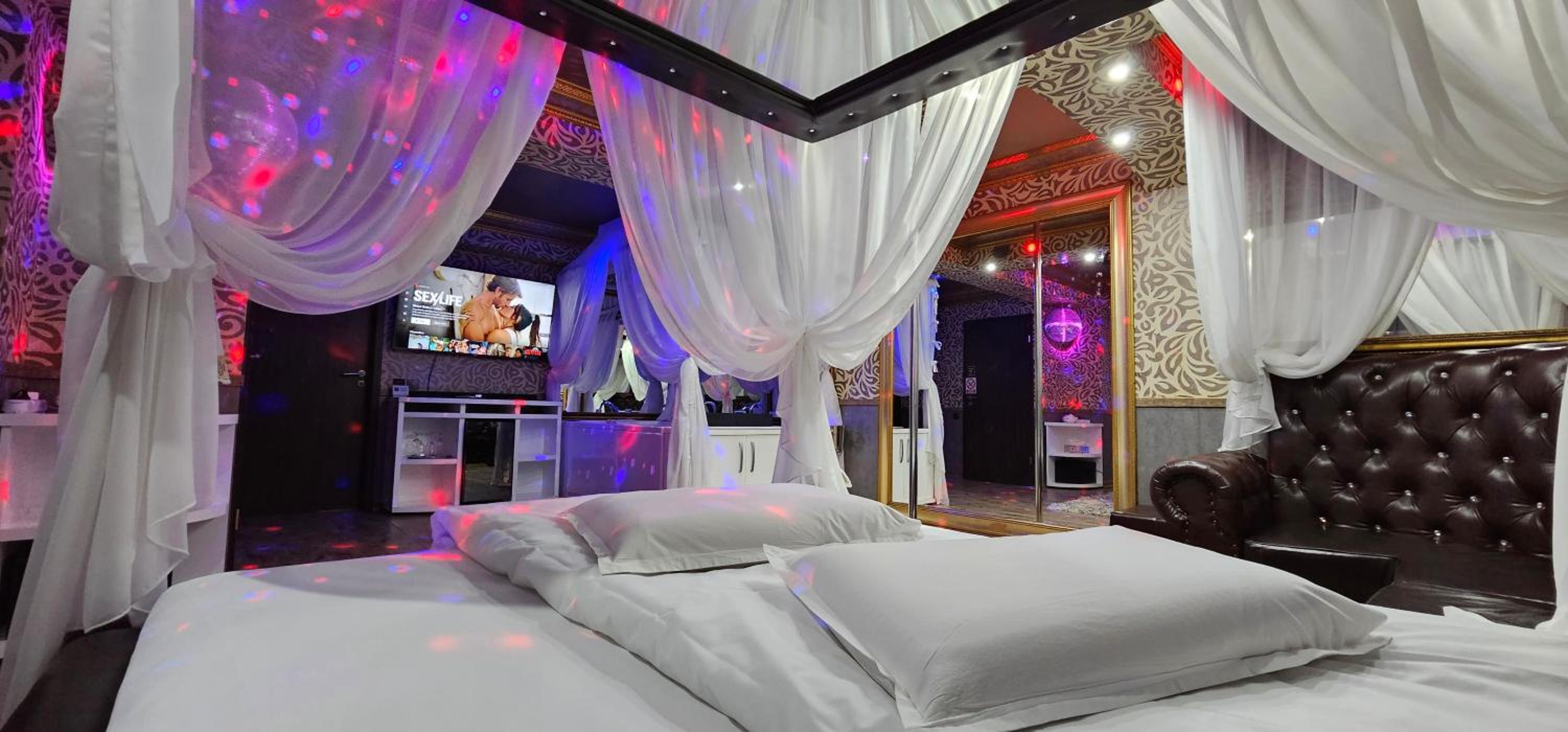 Deluxe Double Room with Dancing Pole - Photo 3