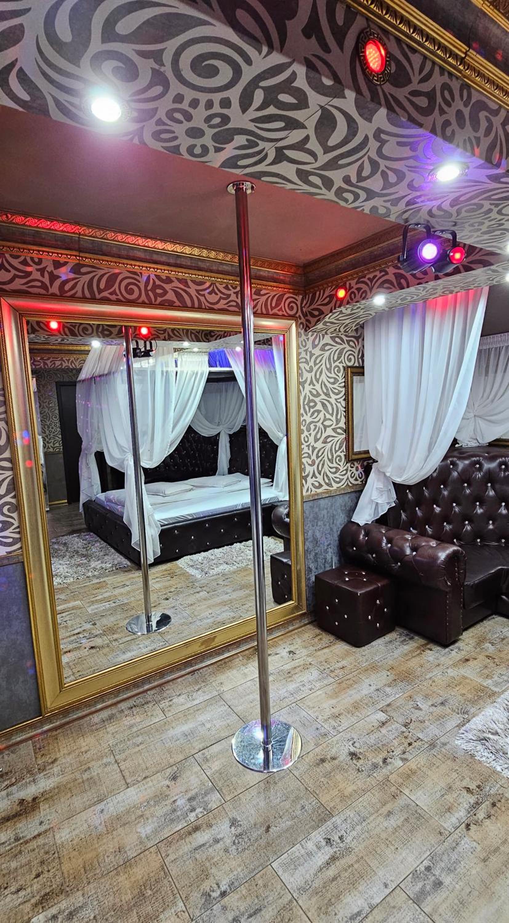Deluxe Double Room with Dancing Pole - Photo 7