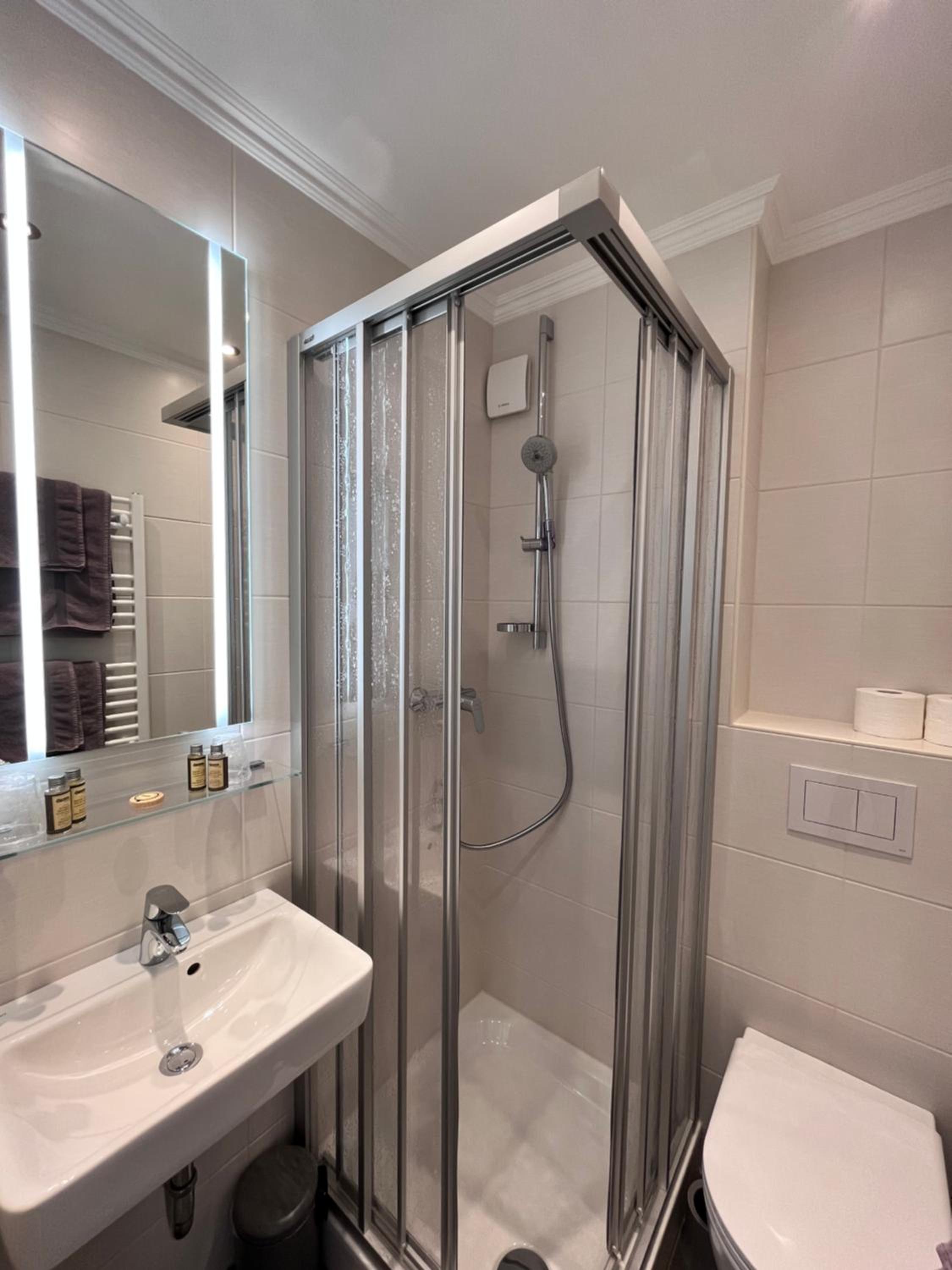 Deluxe Double Room with Balcony and Sea View - Photo 13