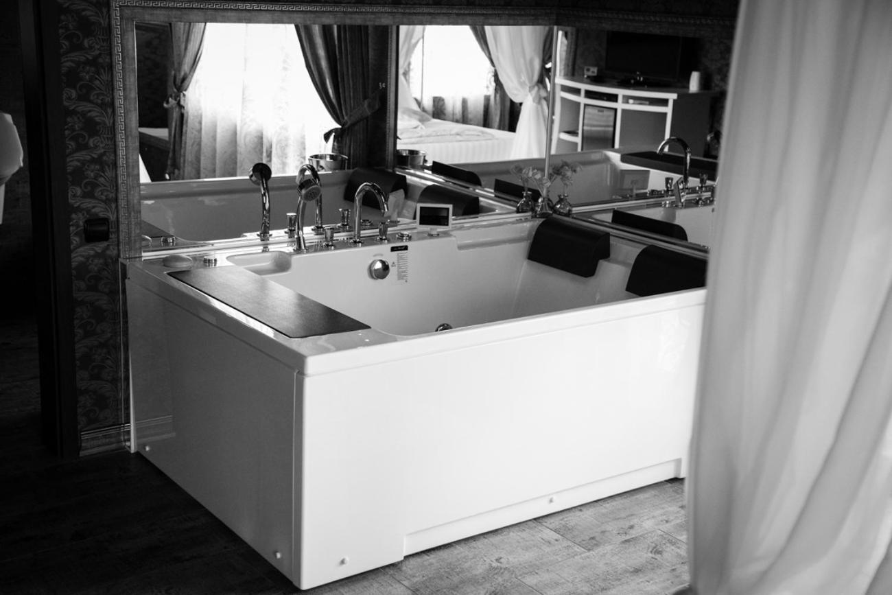 Deluxe Double Room with Hot Tub - Photo 16