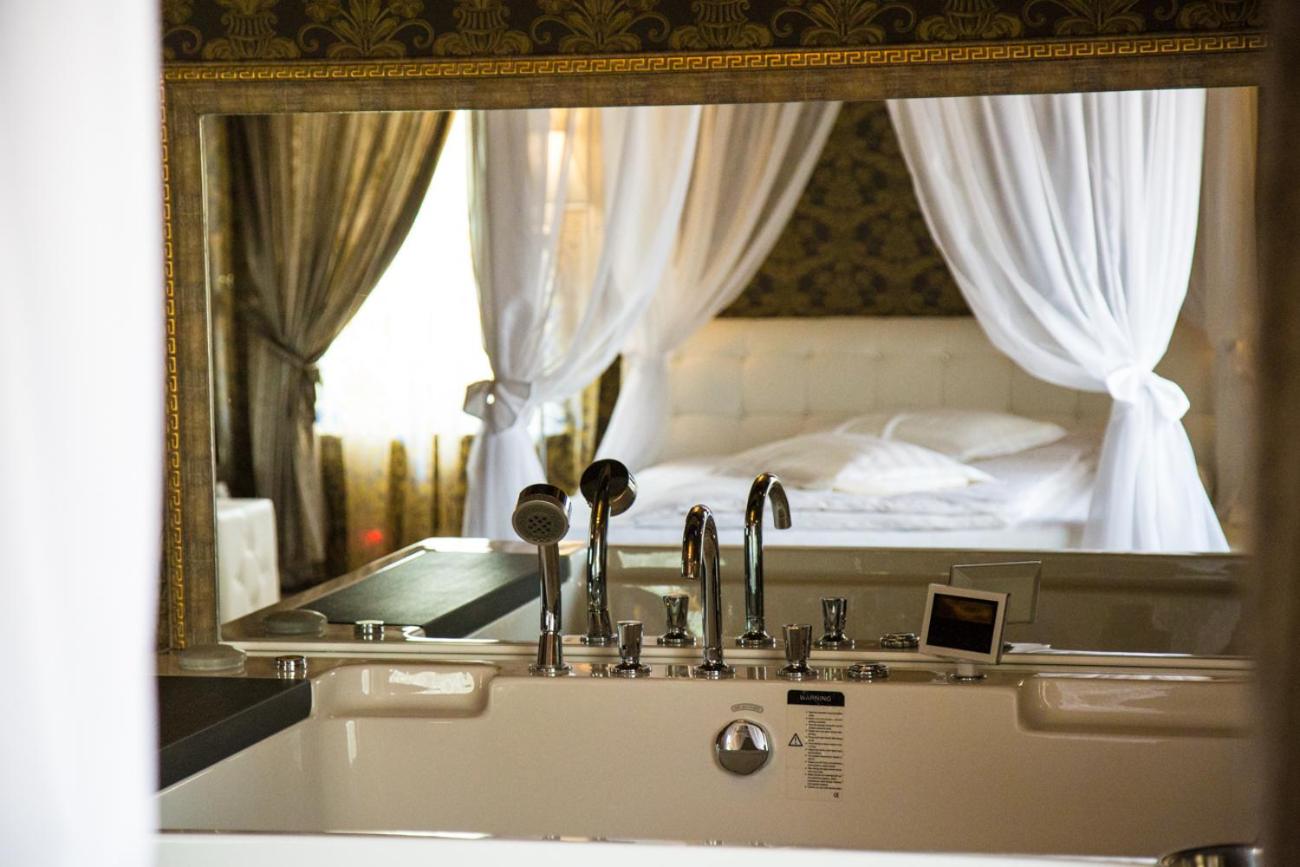 Deluxe Double Room with Hot Tub - Photo 13