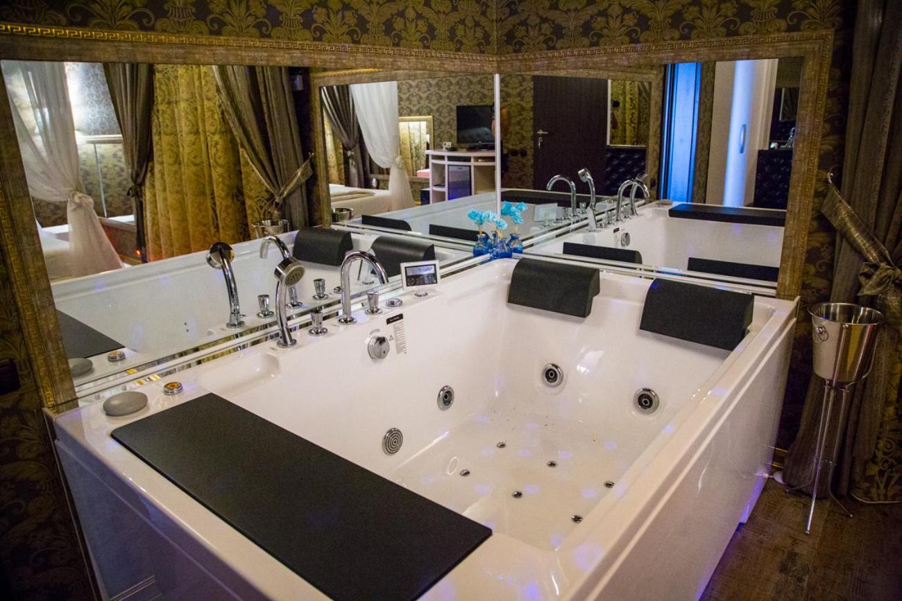 Deluxe Double Room with Hot Tub - Photo 15