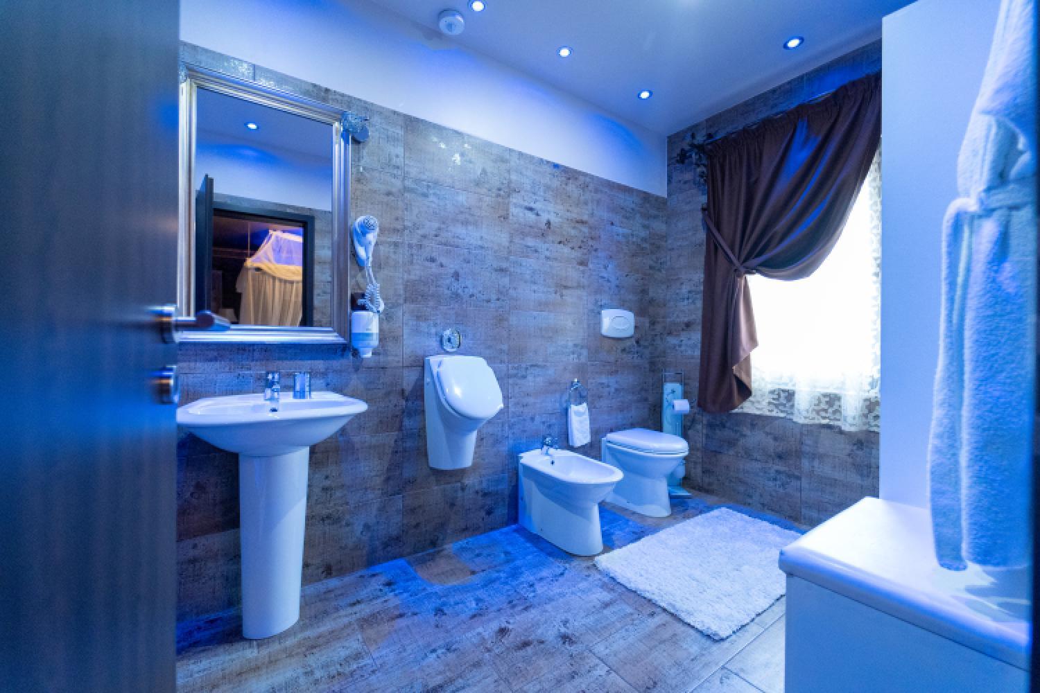 Deluxe Double Room with Hot Tub - Photo 5