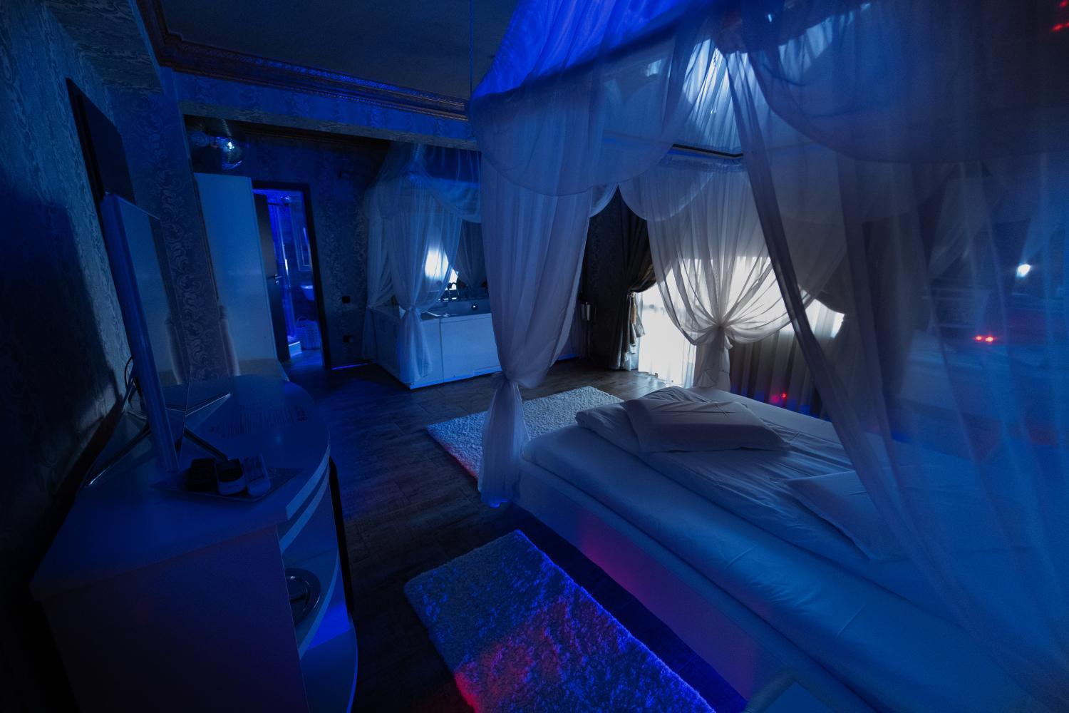 Deluxe Double Room with Hot Tub - Photo 4