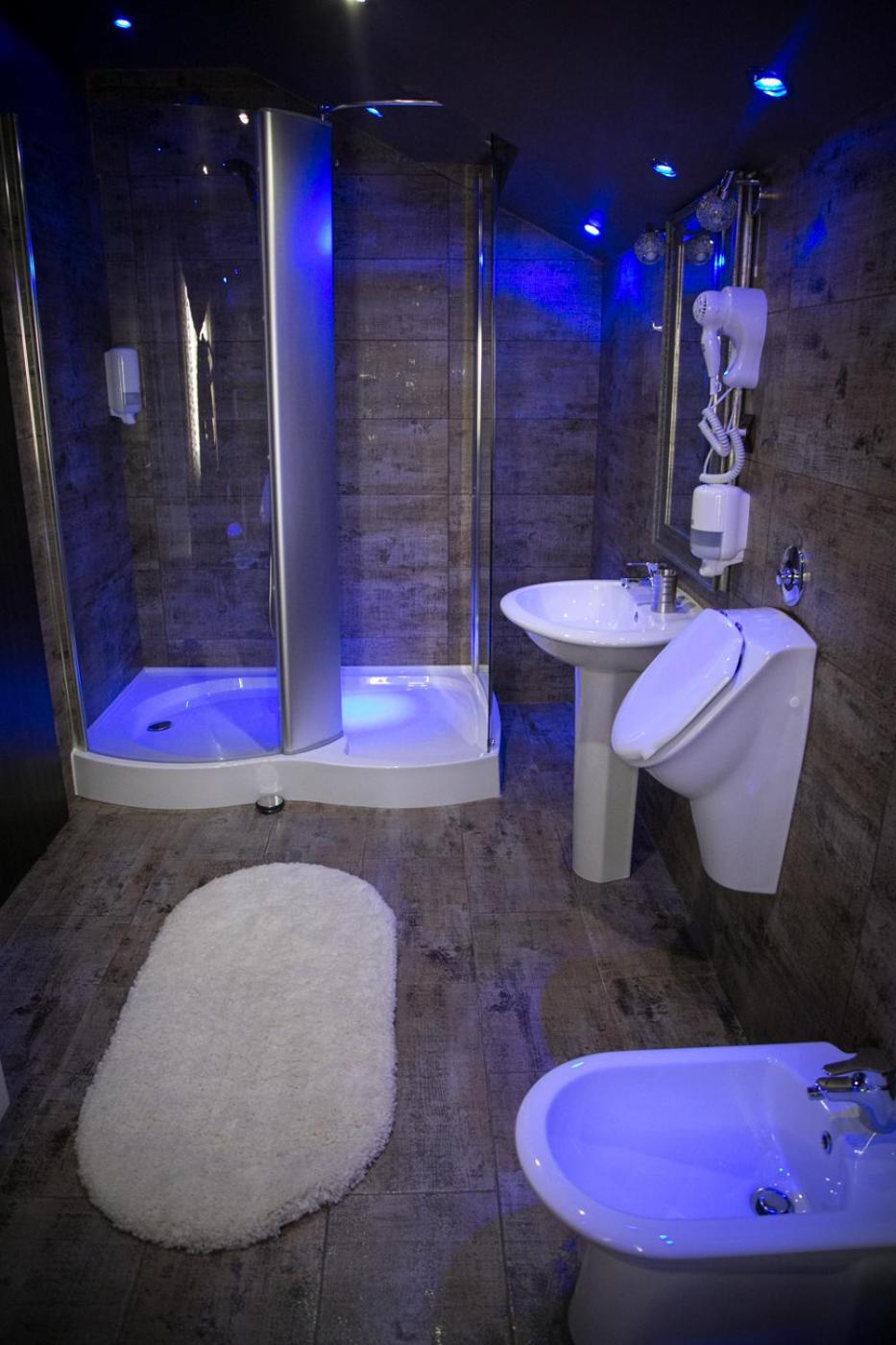 Deluxe Double Room with Hot Tub - Photo 3