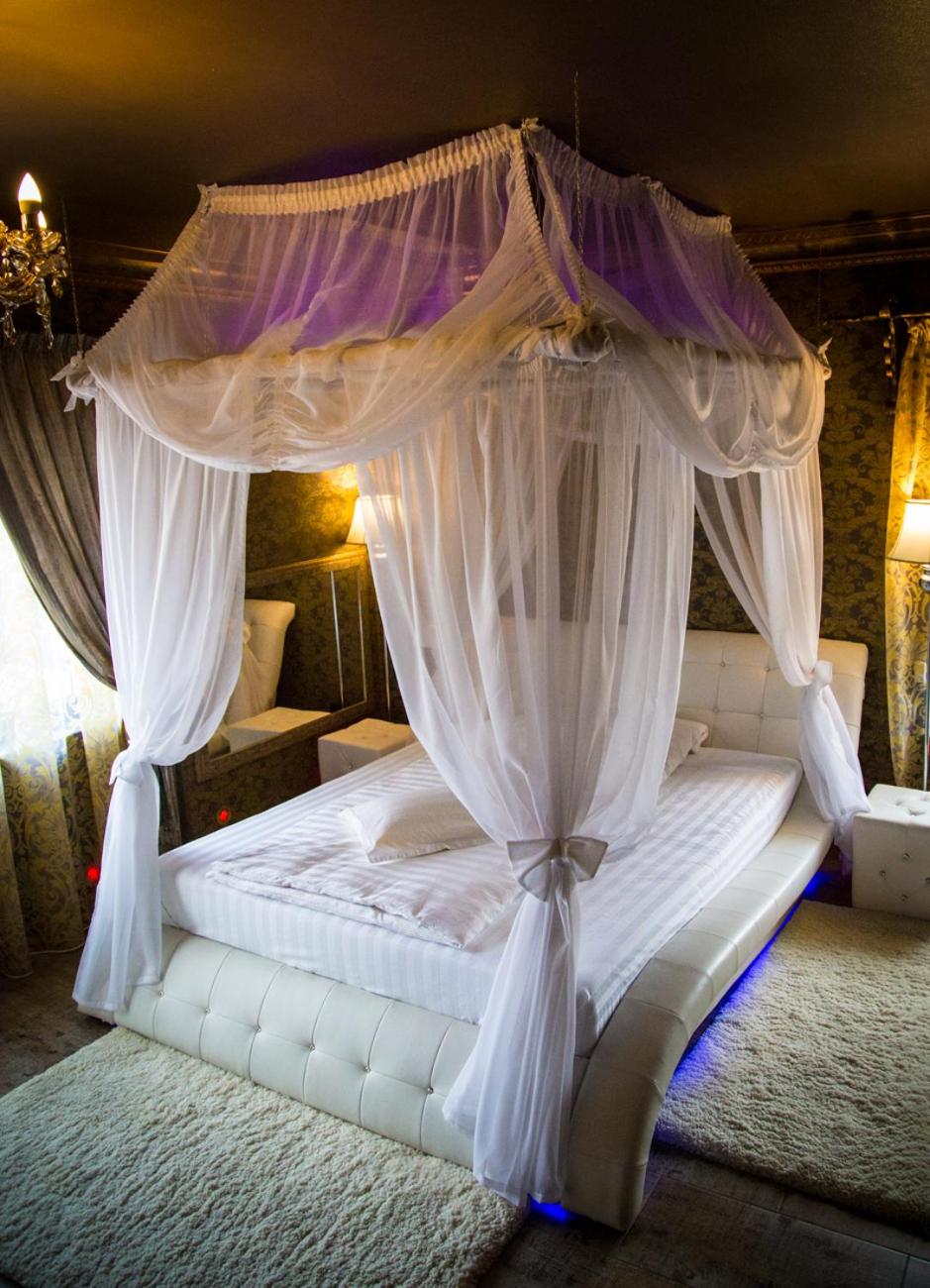 Deluxe Double Room with Hot Tub - Photo 10