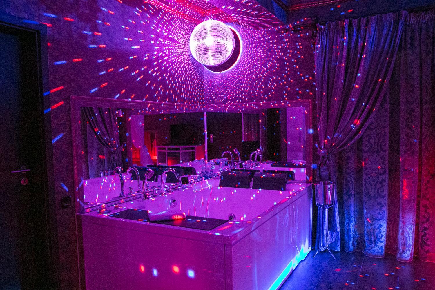 Deluxe Double Room with Hot Tub - Photo 9