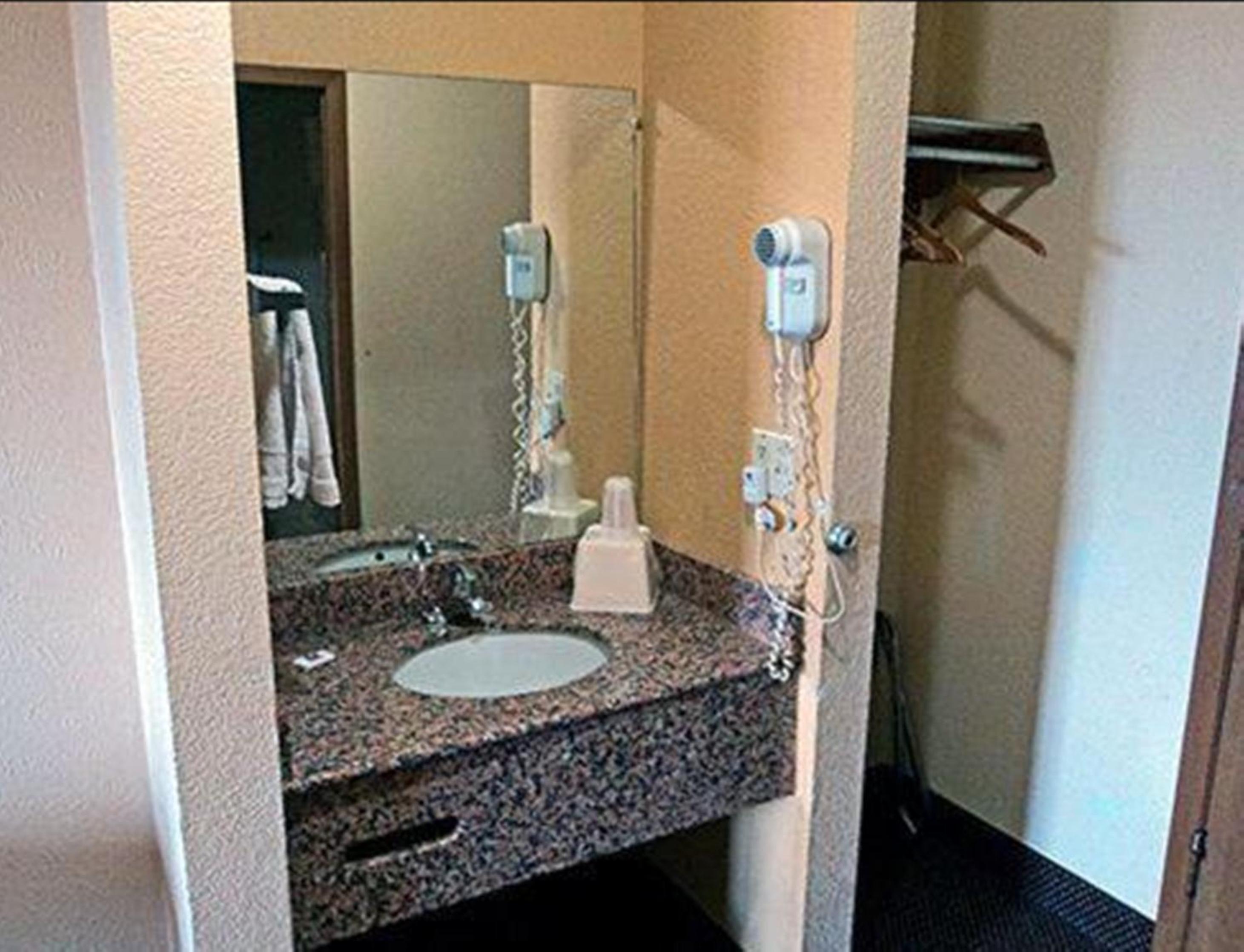 Deluxe King Room - Non-Smoking - Photo 2