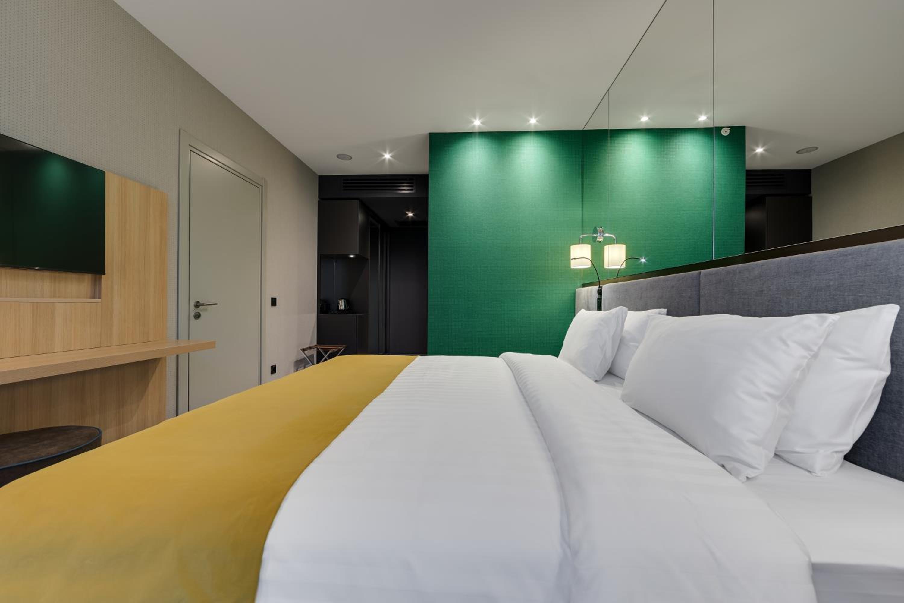 Deluxe King Room - Photo 11