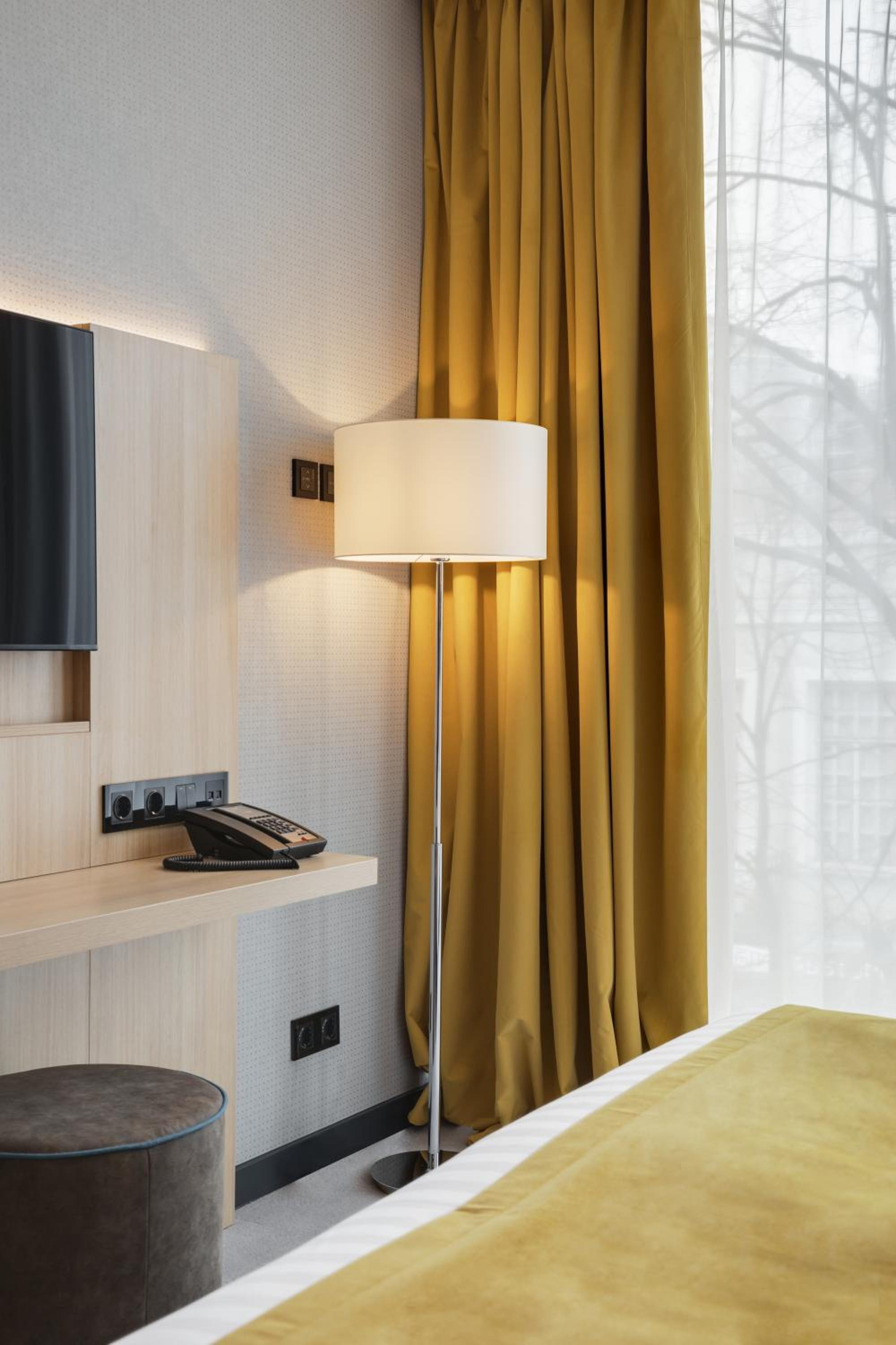 Deluxe King Room - Photo 10