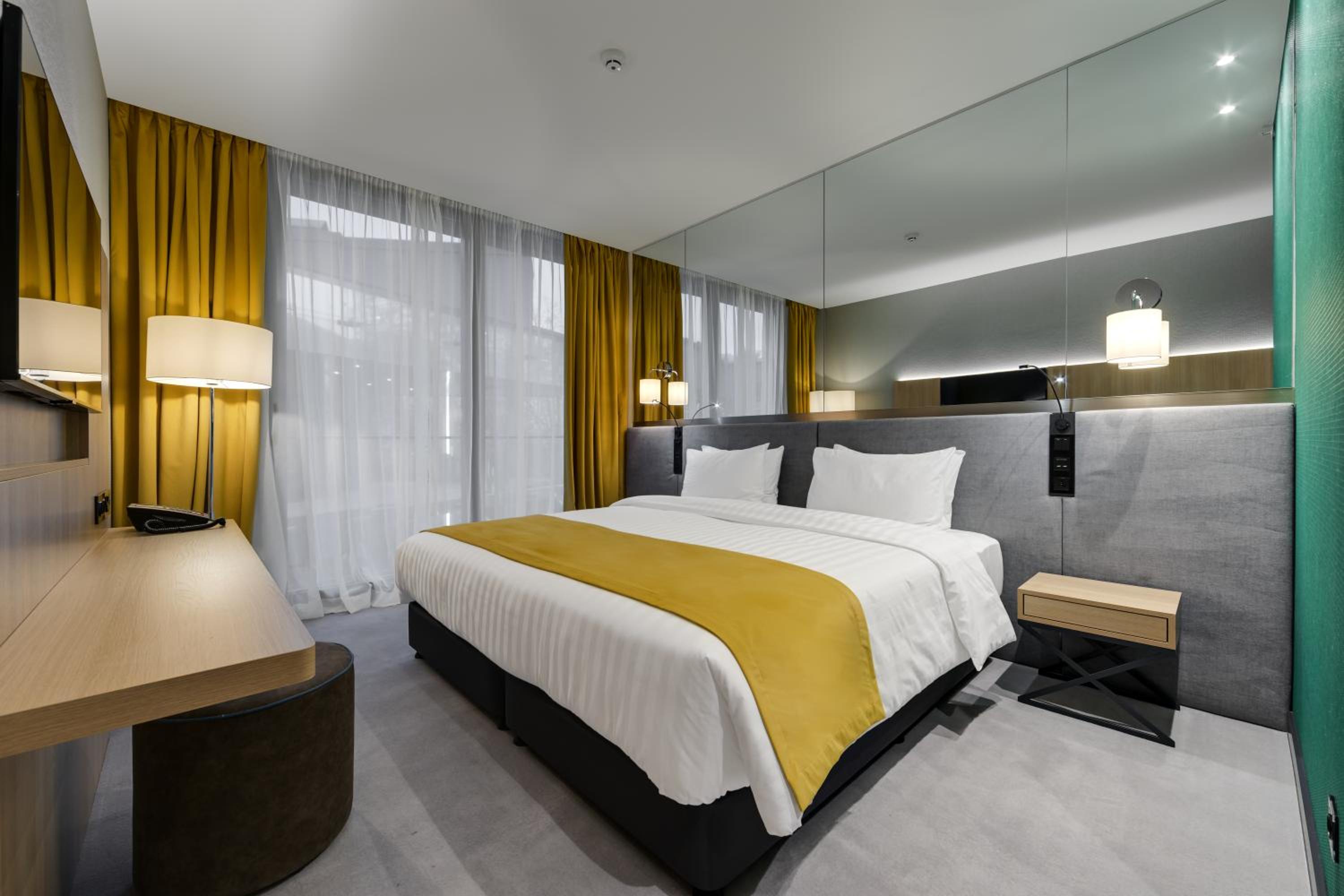 Deluxe King Room - Photo 13