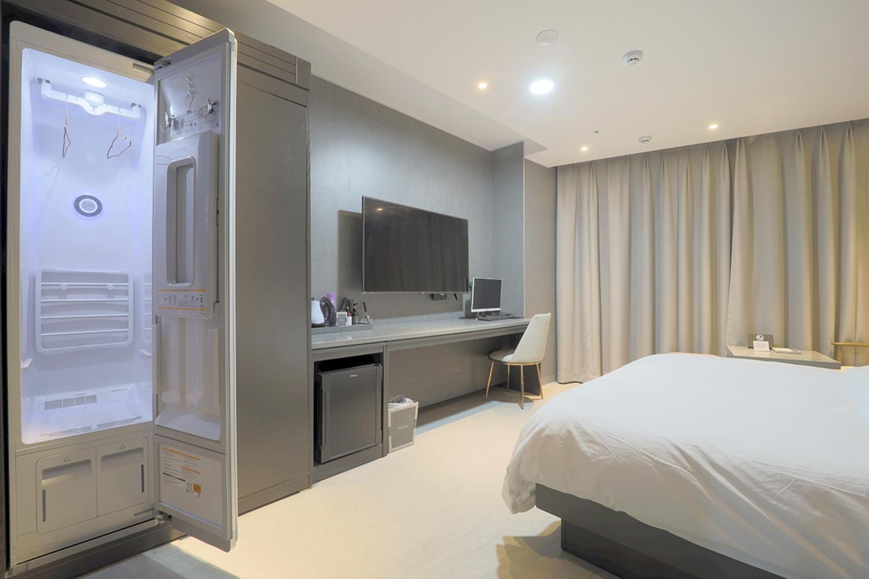 Large Double Room with City View  - Photo 4