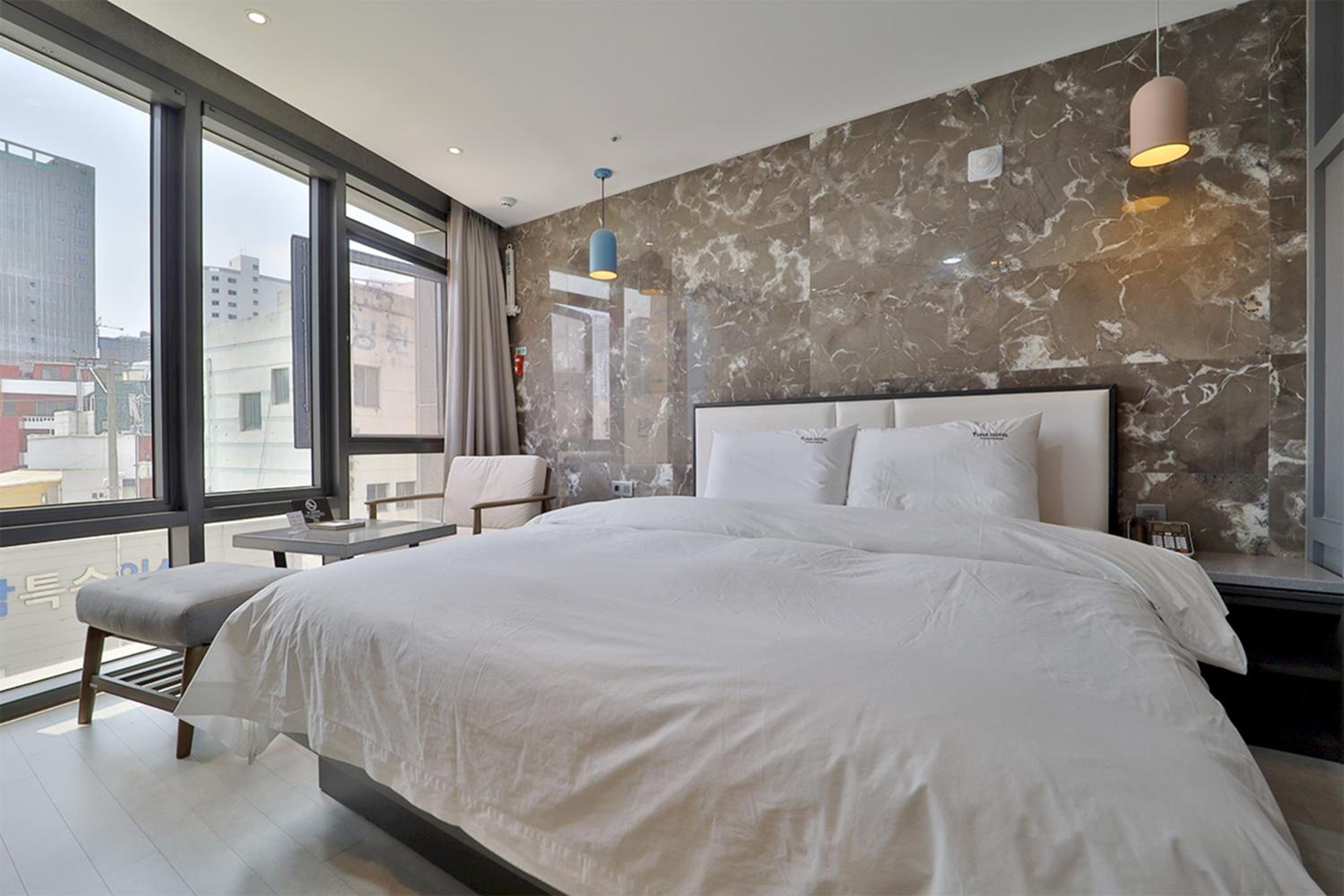 Large Double Room with City View  - Photo 1