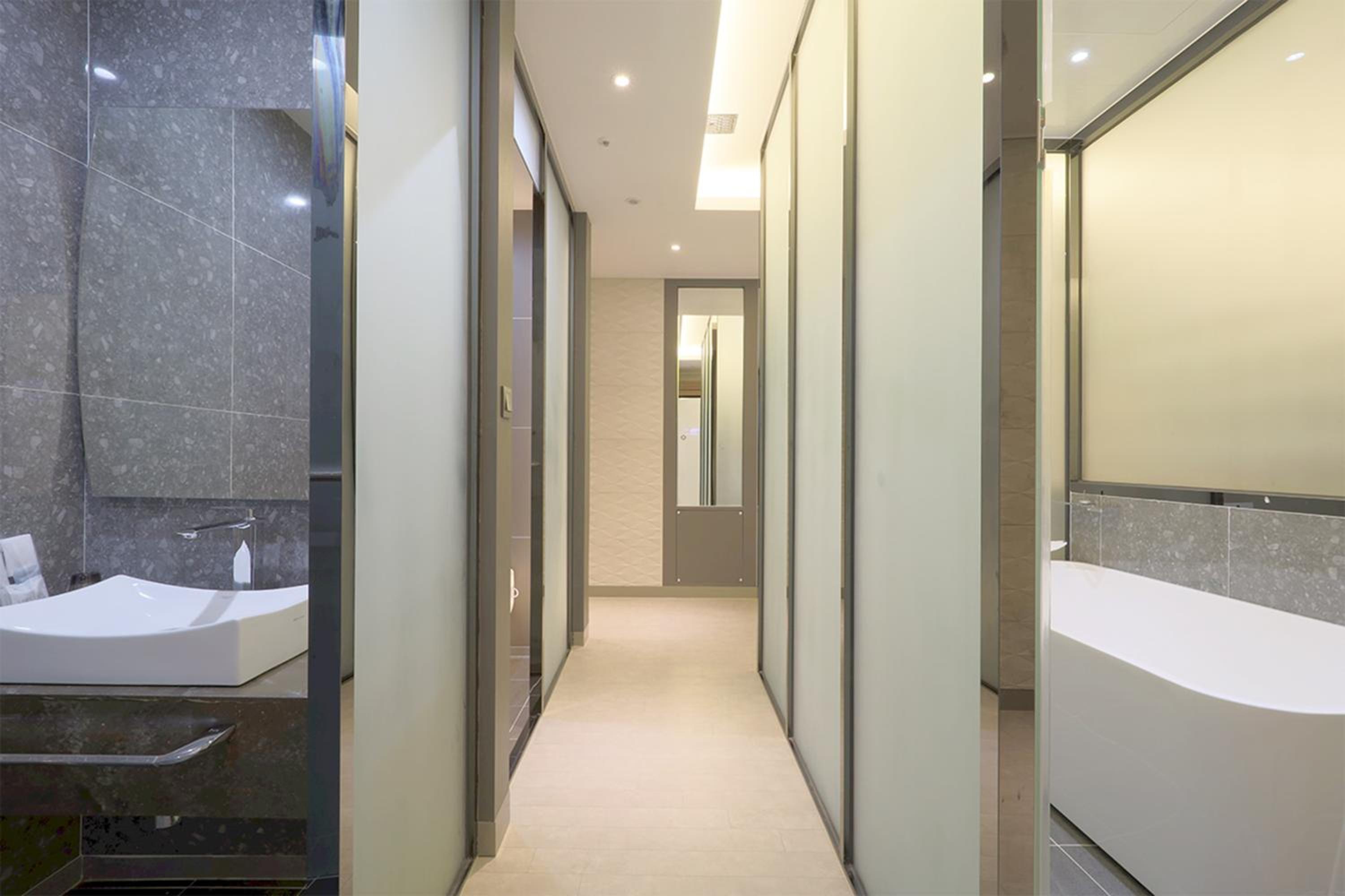 Suite with City View - Photo 4