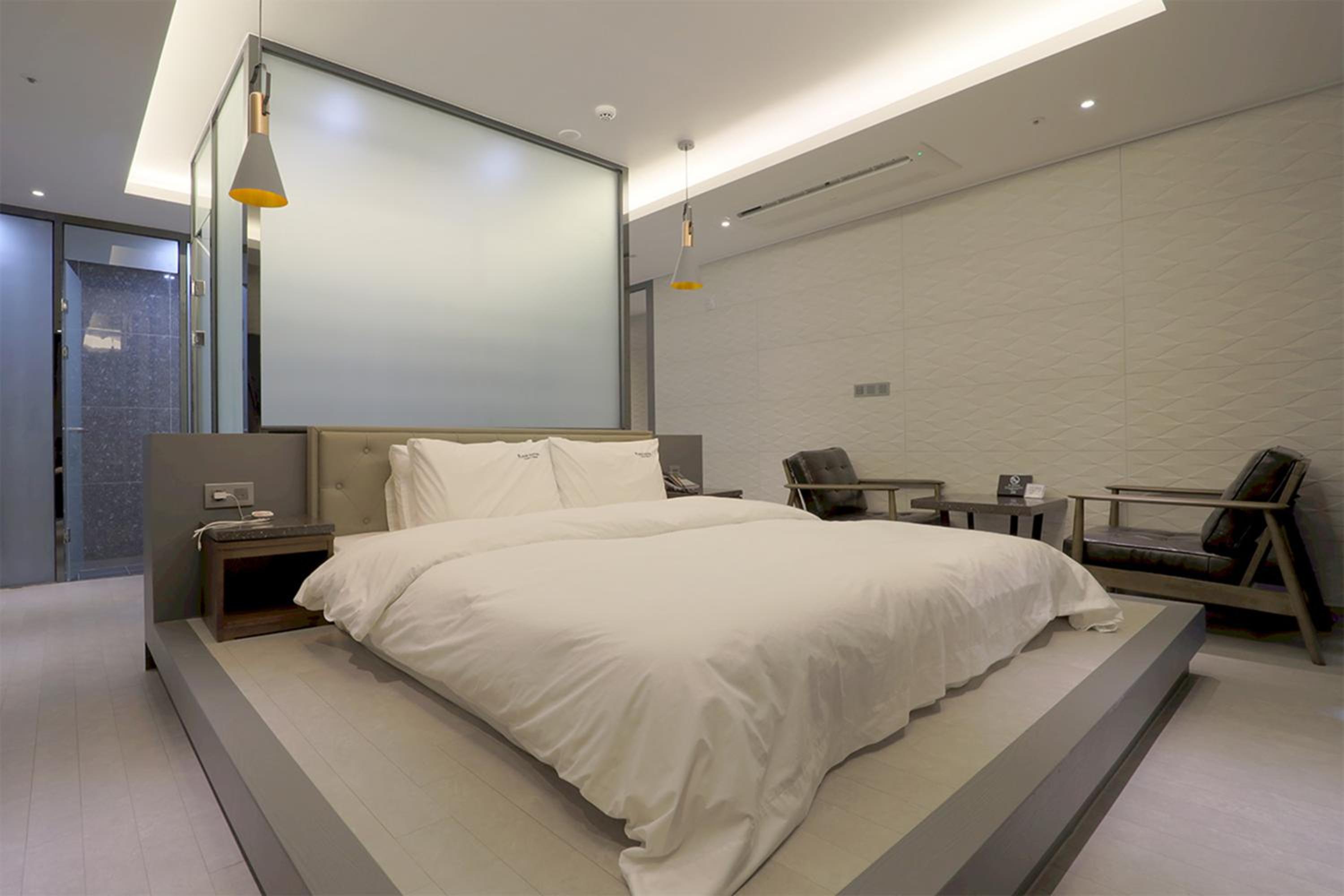 Suite with City View - Photo 5