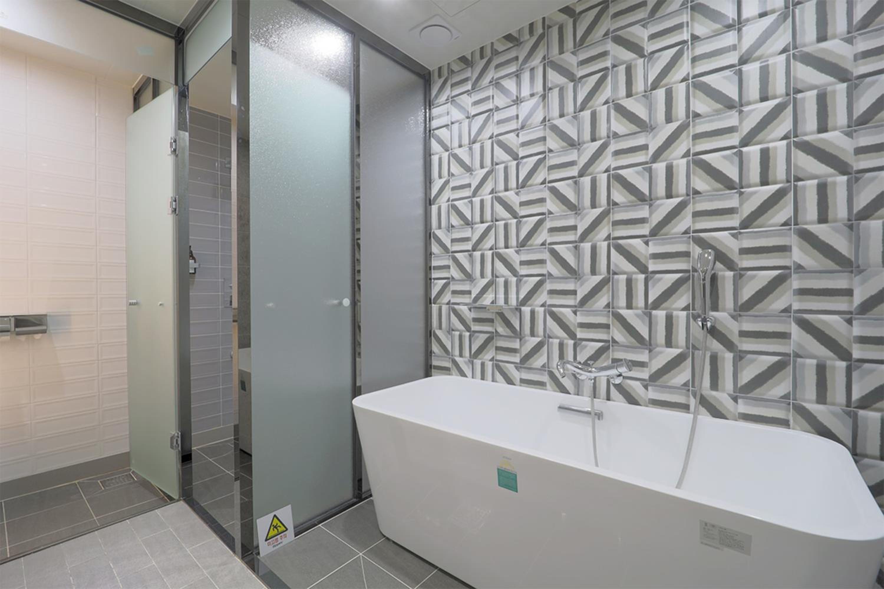 Large Twin Room with City View  - Photo 7
