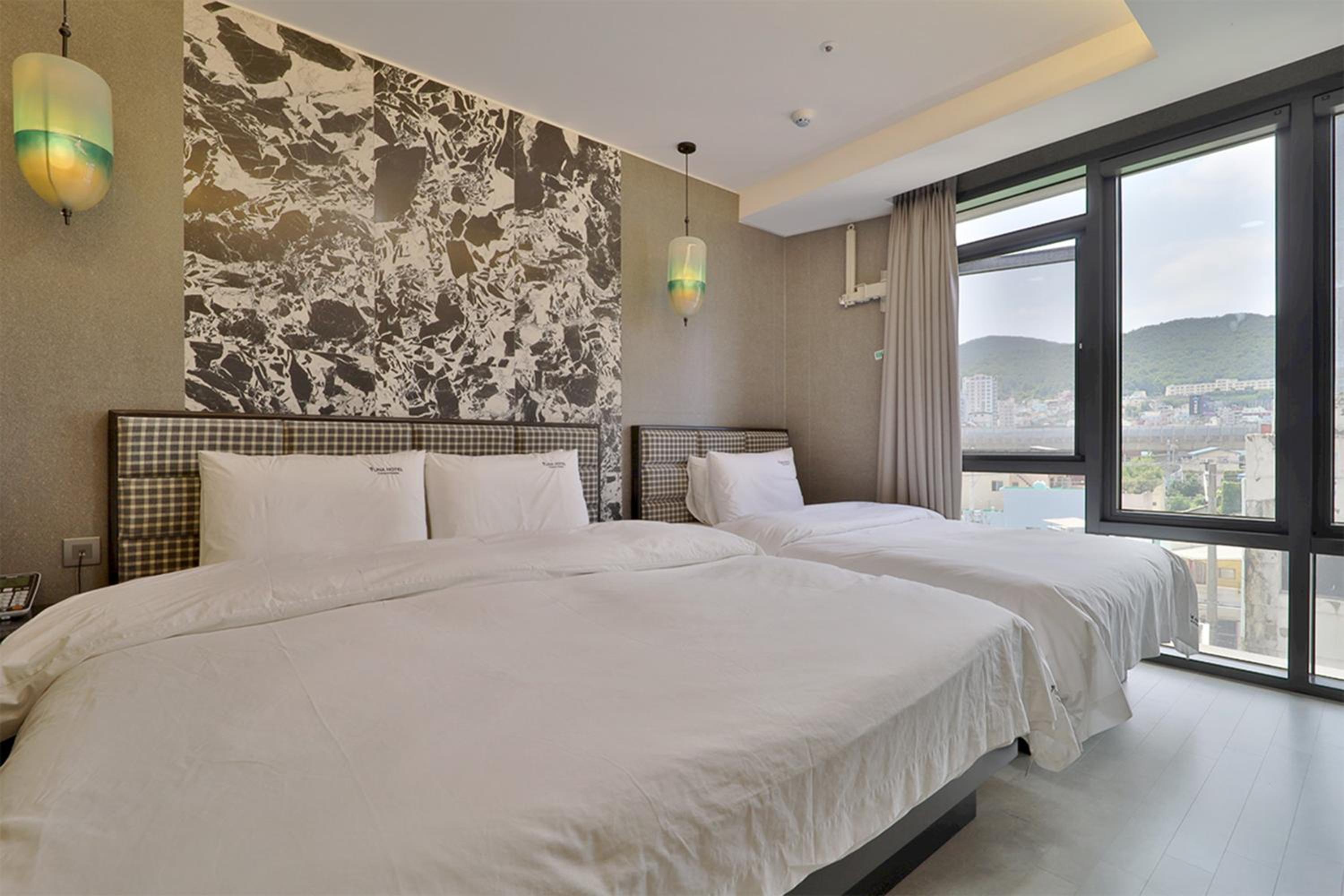 Large Twin Room with City View  - Photo 1