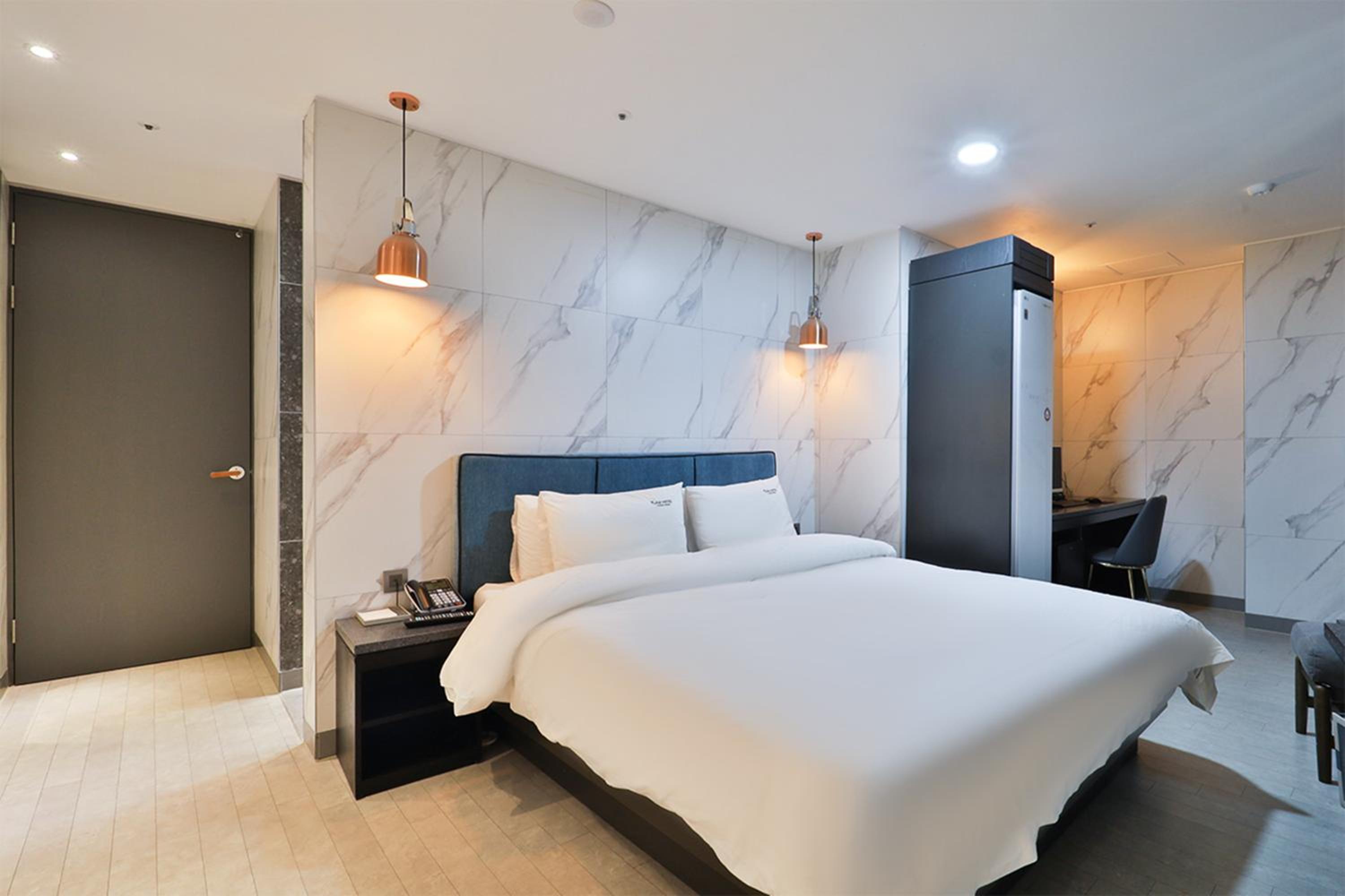 Superior Double Room with City View - Photo 1