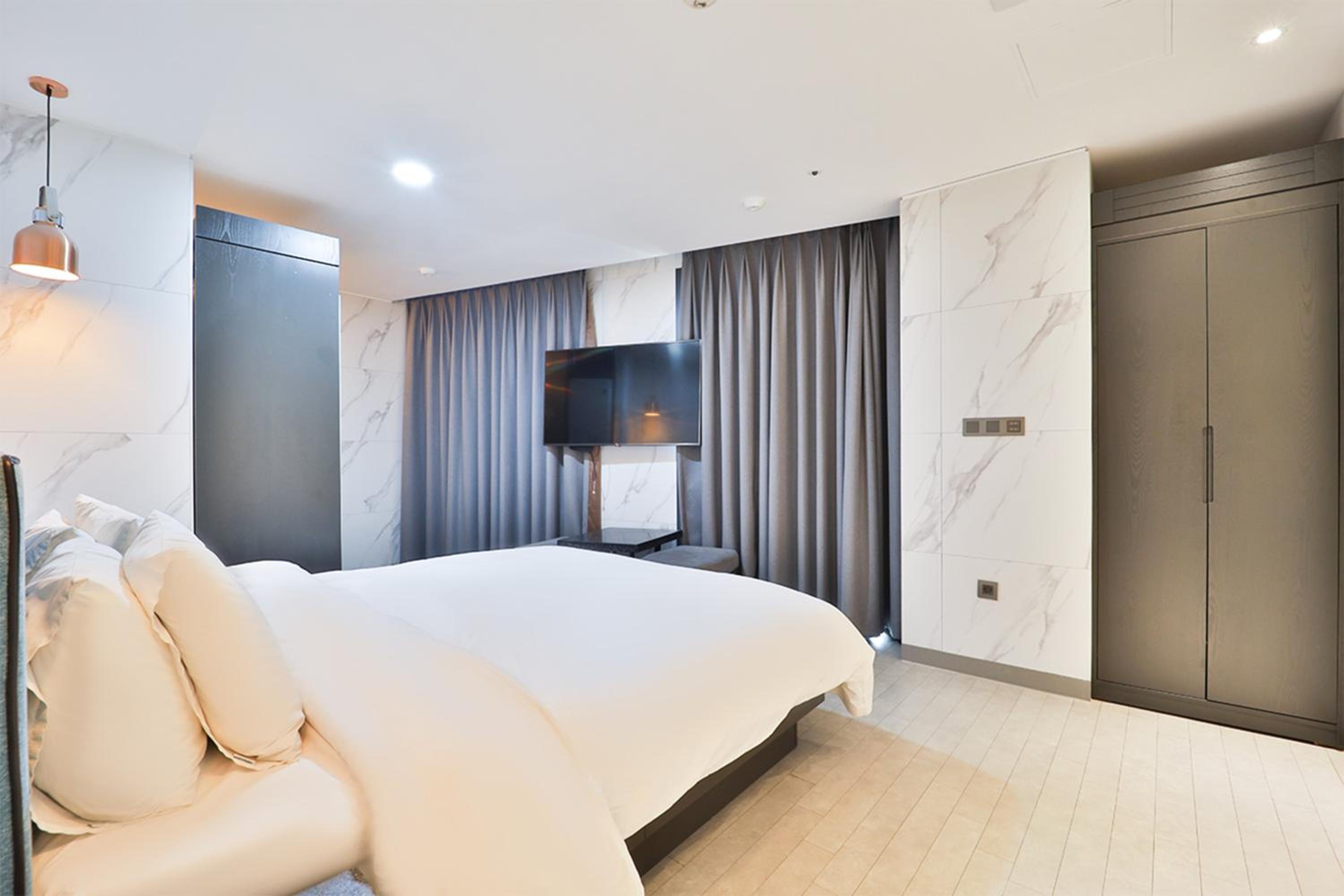 Superior Double Room with City View - Photo 8
