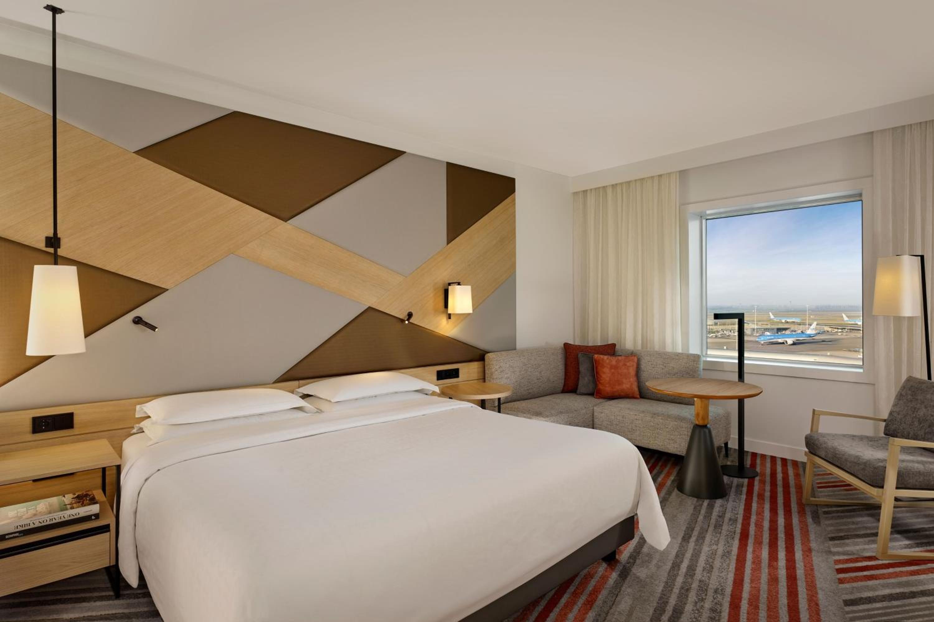 Deluxe, Guest room, King, Airport view - Photo 1