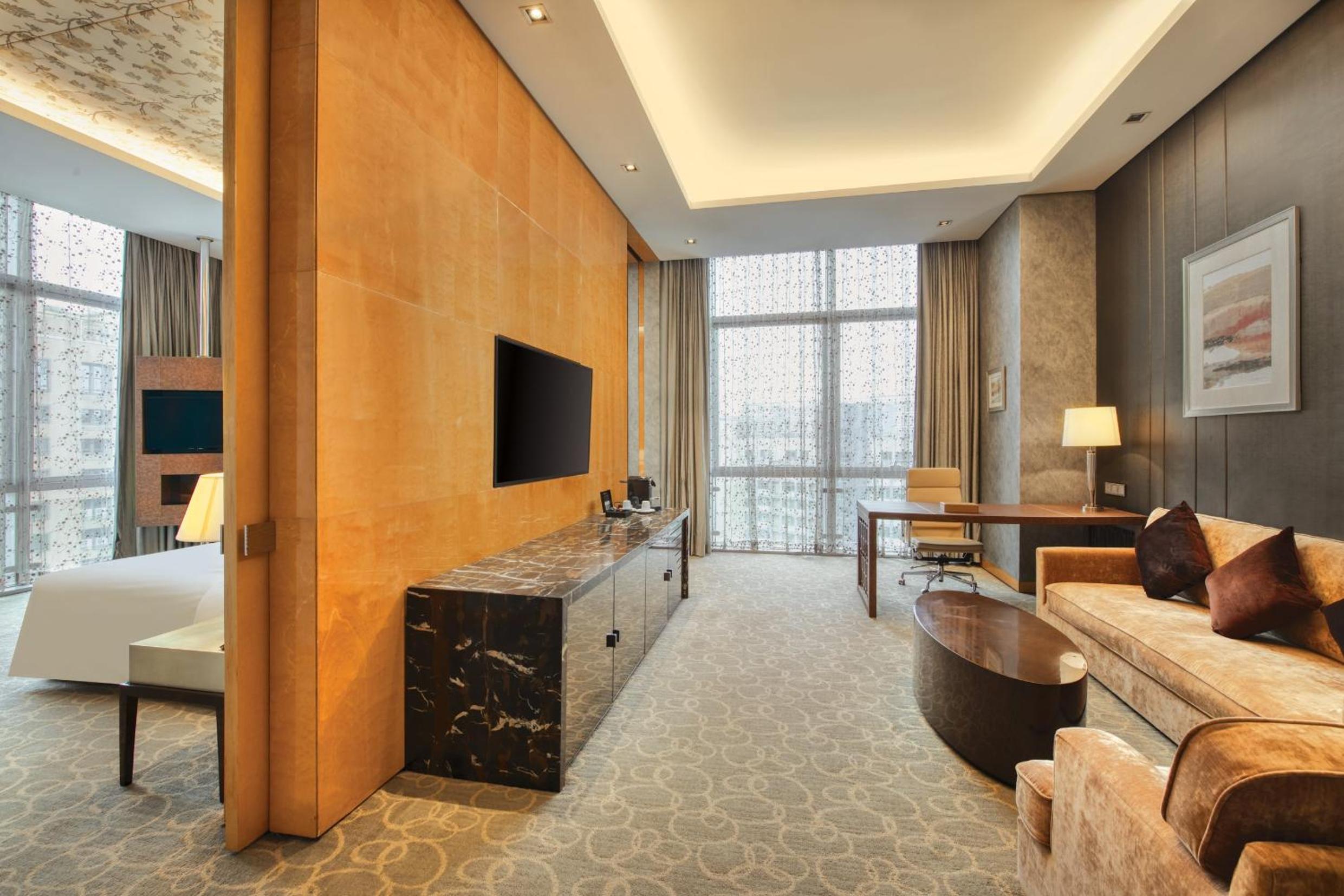 Junior King Suite with Lounge Access photo 1