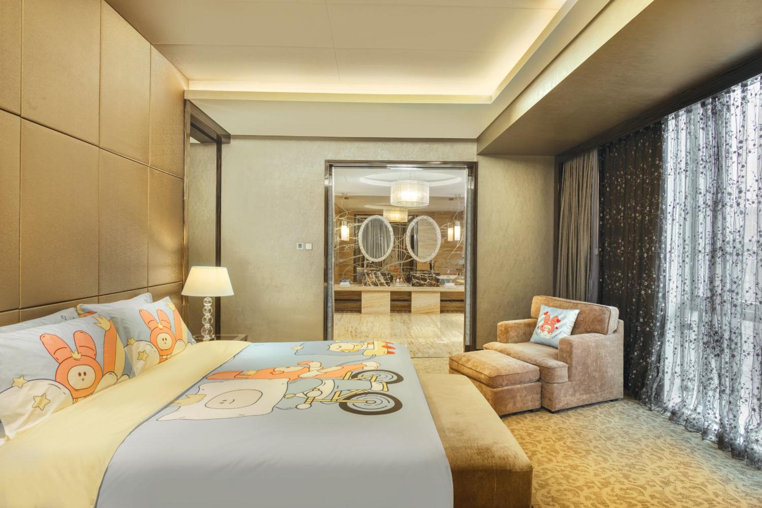 Junior King Suite with Lounge Access - Photo 5