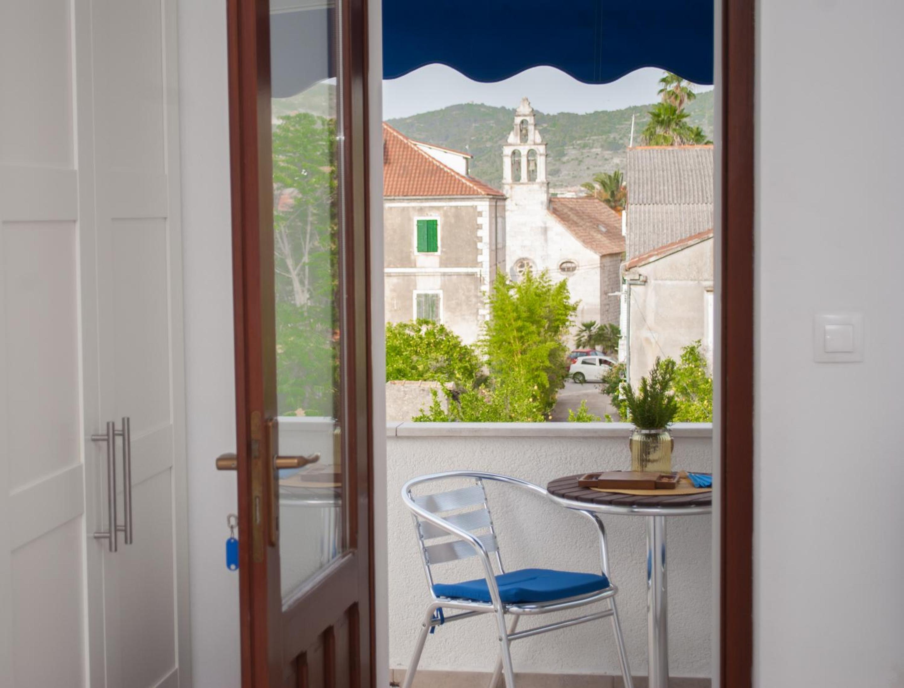 Studio with Balcony - Photo 4