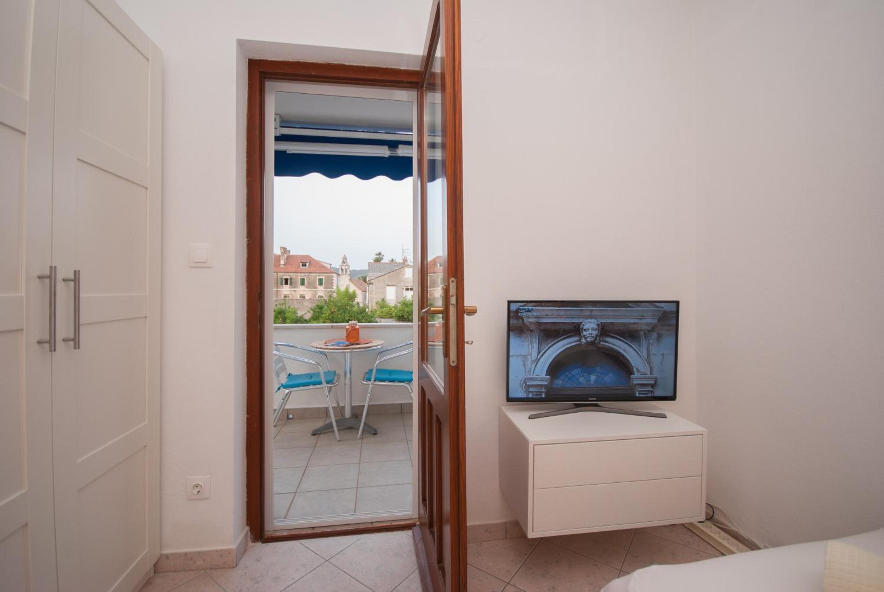Studio with Balcony - Photo 7