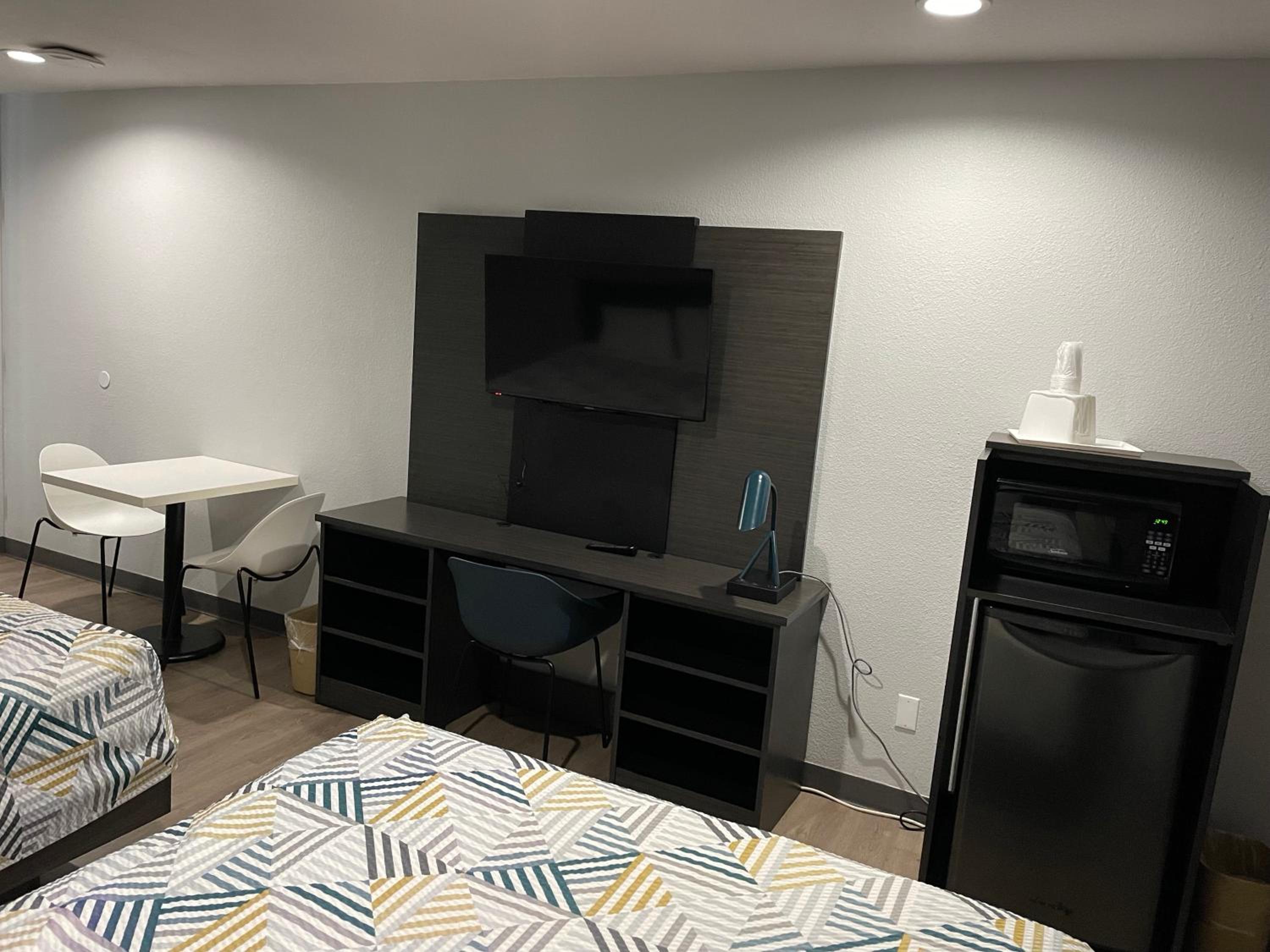 Deluxe Queen Room with Two Queen Beds - Smoking - Photo 2
