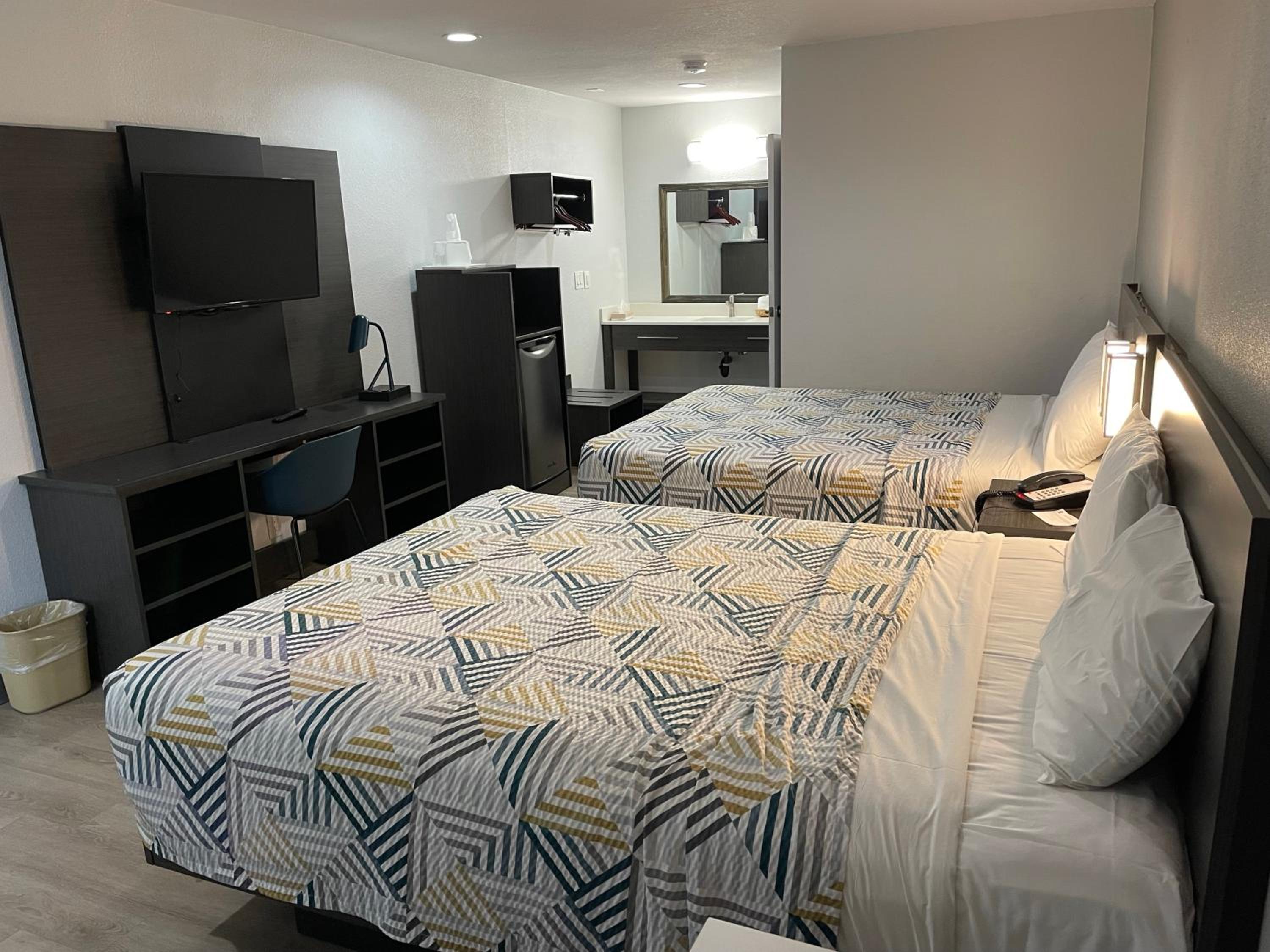 Deluxe Queen Room with Two Queen Beds - Smoking - Photo 4
