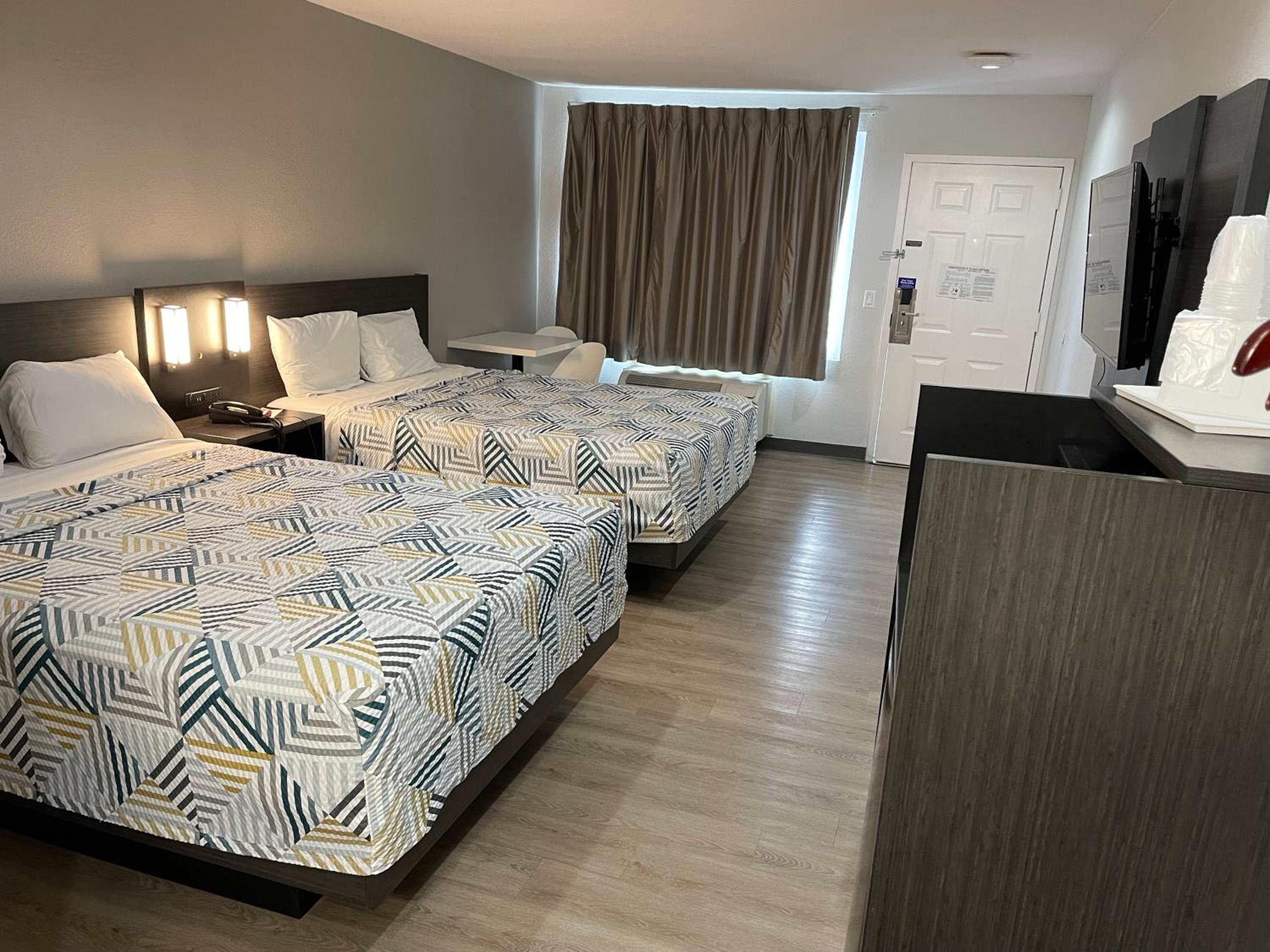 Deluxe Queen Room with Two Queen Beds - Smoking - Photo 6