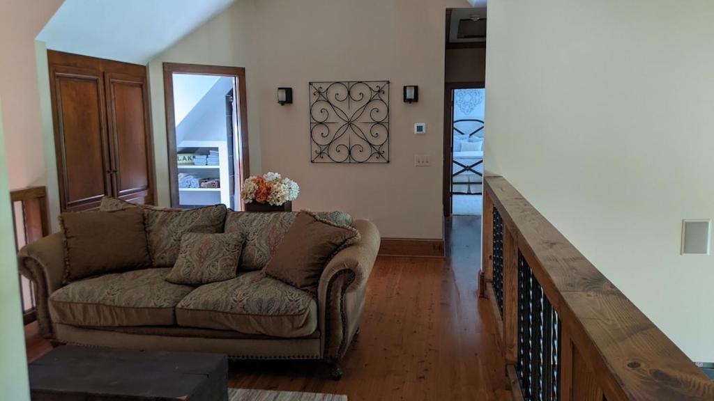 Five-Bedroom House photo 2