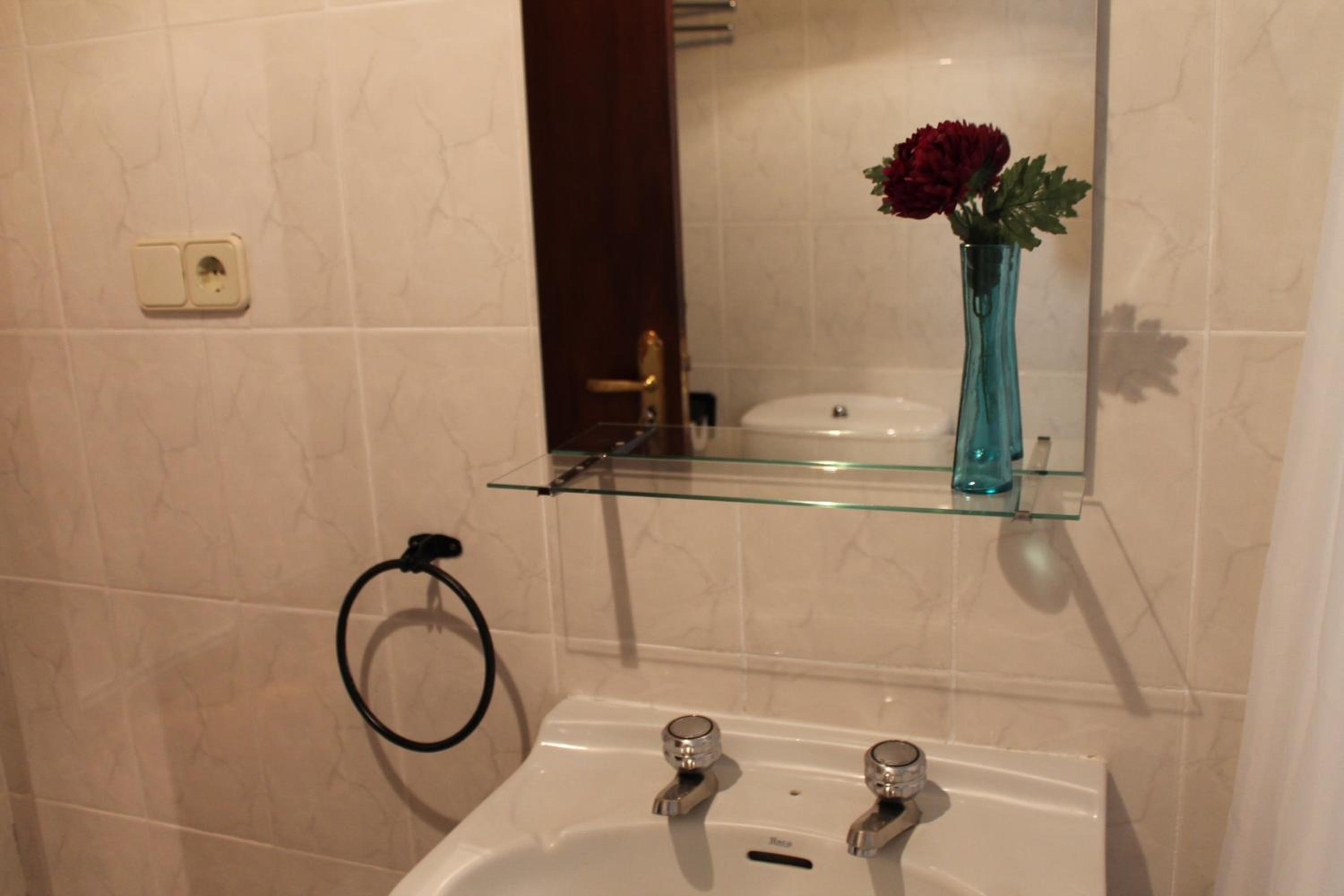 Basic Single Room with Shared Bathroom photo 3