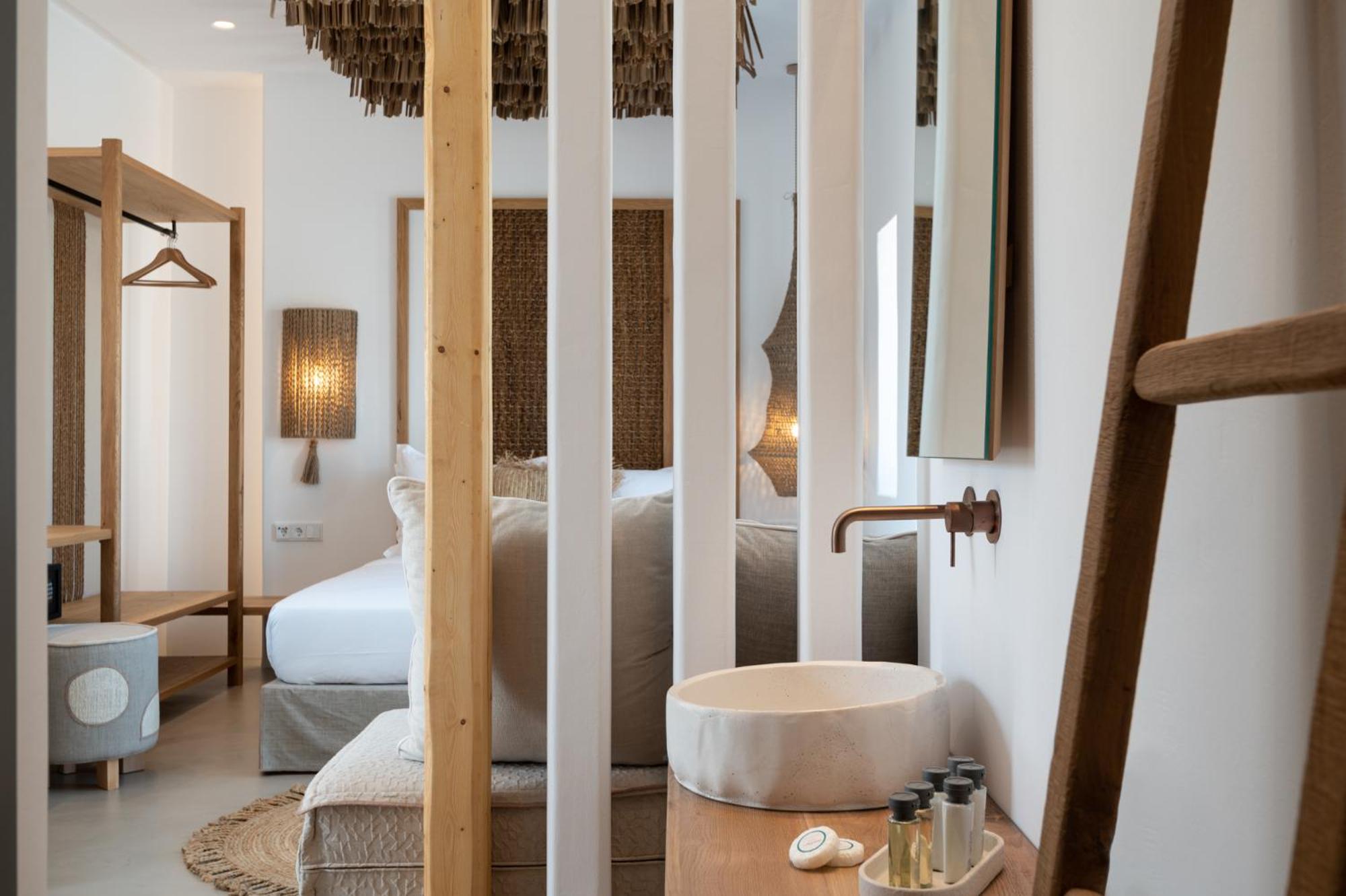 Suite with Private Pool - Photo 52