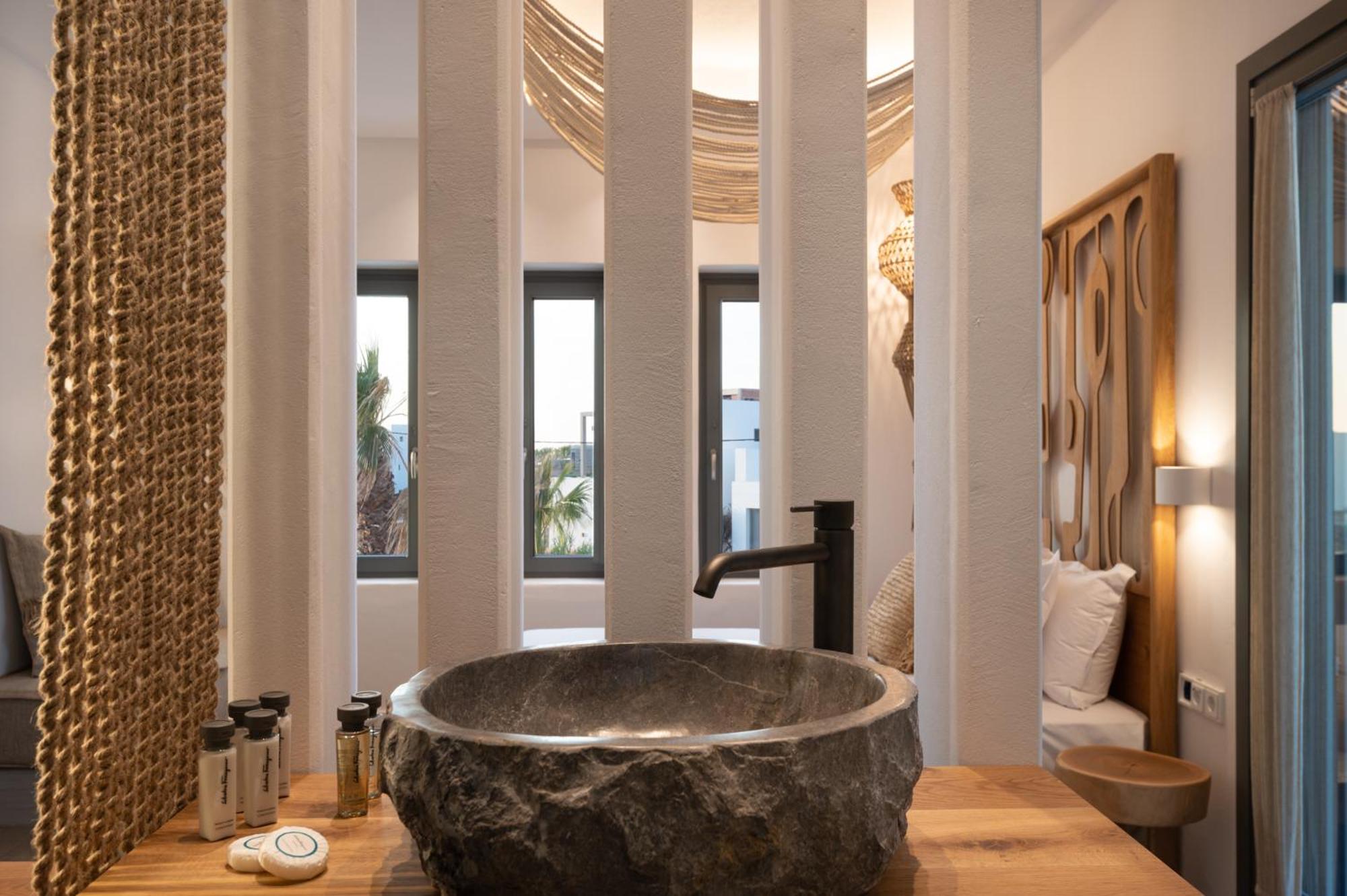 Suite with Private Pool - Photo 32